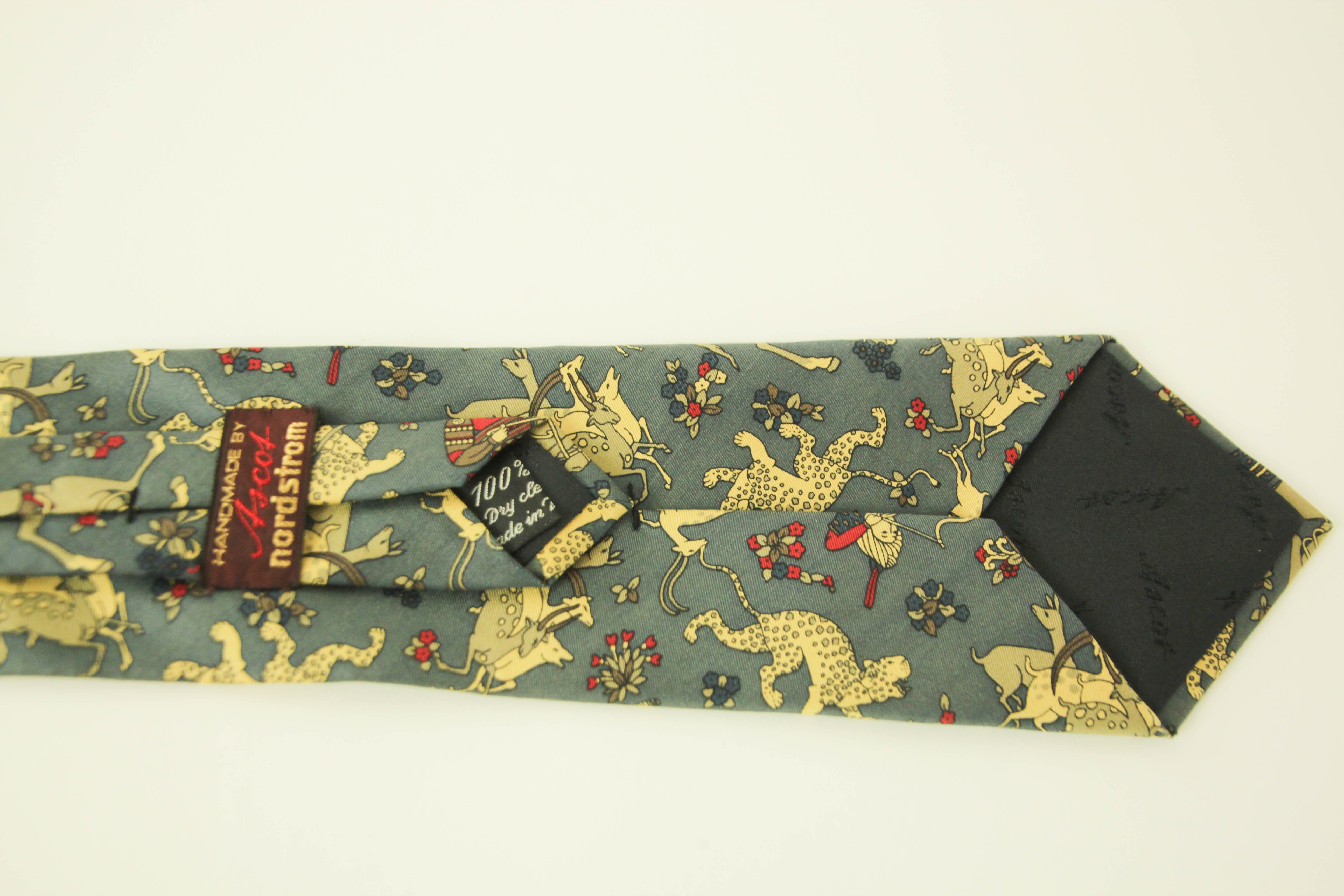 Cravatta da uomo in seta Ascot con motivo di tigri e antilopi blu e oro in vendita 3