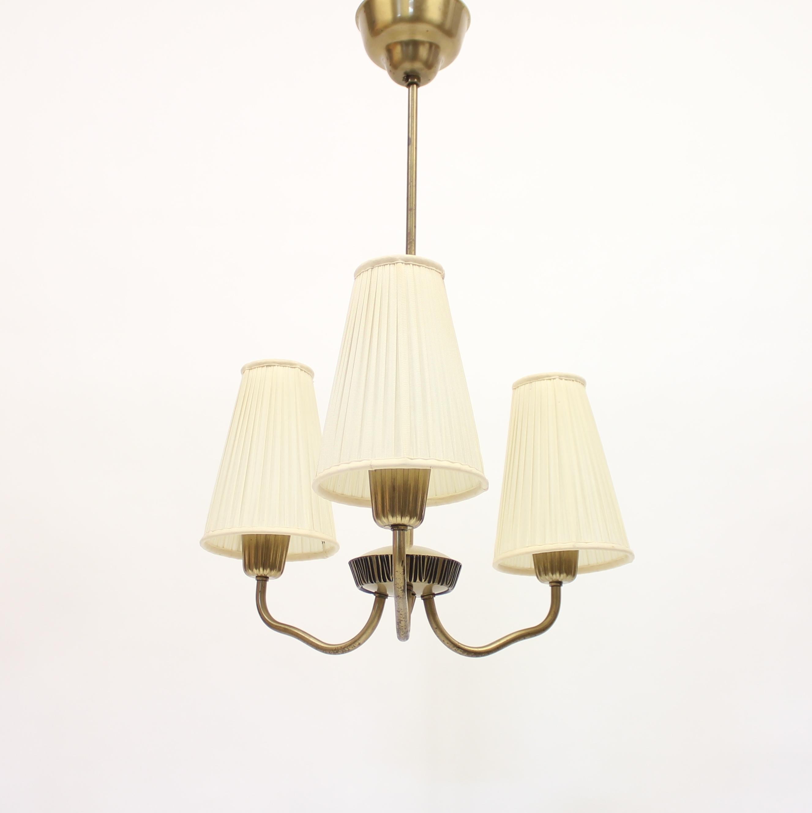 3-Light ceiling lamp manufactured by Swedish company ASEA in the 1950s. The design is attributed to Sonja Katzin. Restored electric components, original pleated shades in off white. Very good untouched vintage condition with light ware consistent