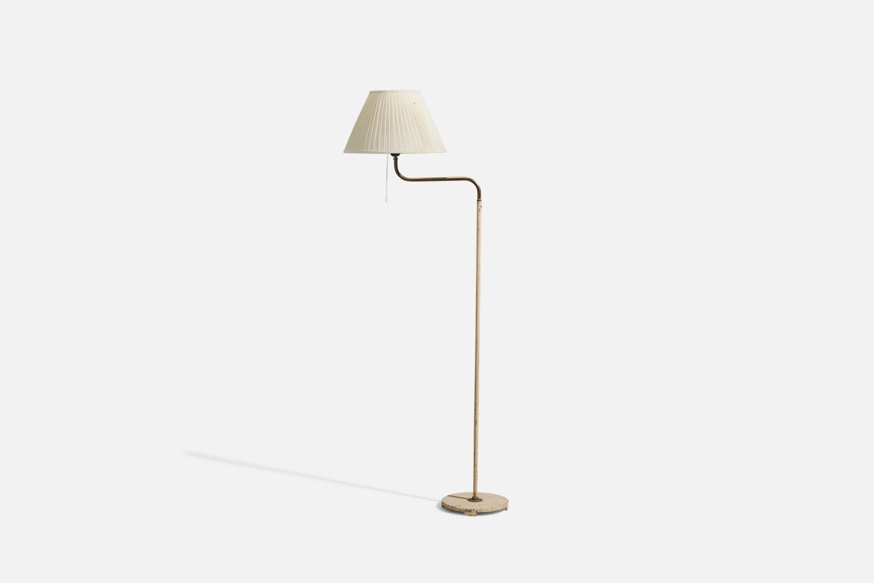 Lampada da terra regolabile in ottone, metallo laccato grigio e tessuto, disegnata e prodotta da ASEA, Svezia, anni '40.

Venduto con paralume. Le dimensioni indicate si riferiscono alla lampada da terra con paralume. 

L'attacco accetta una
