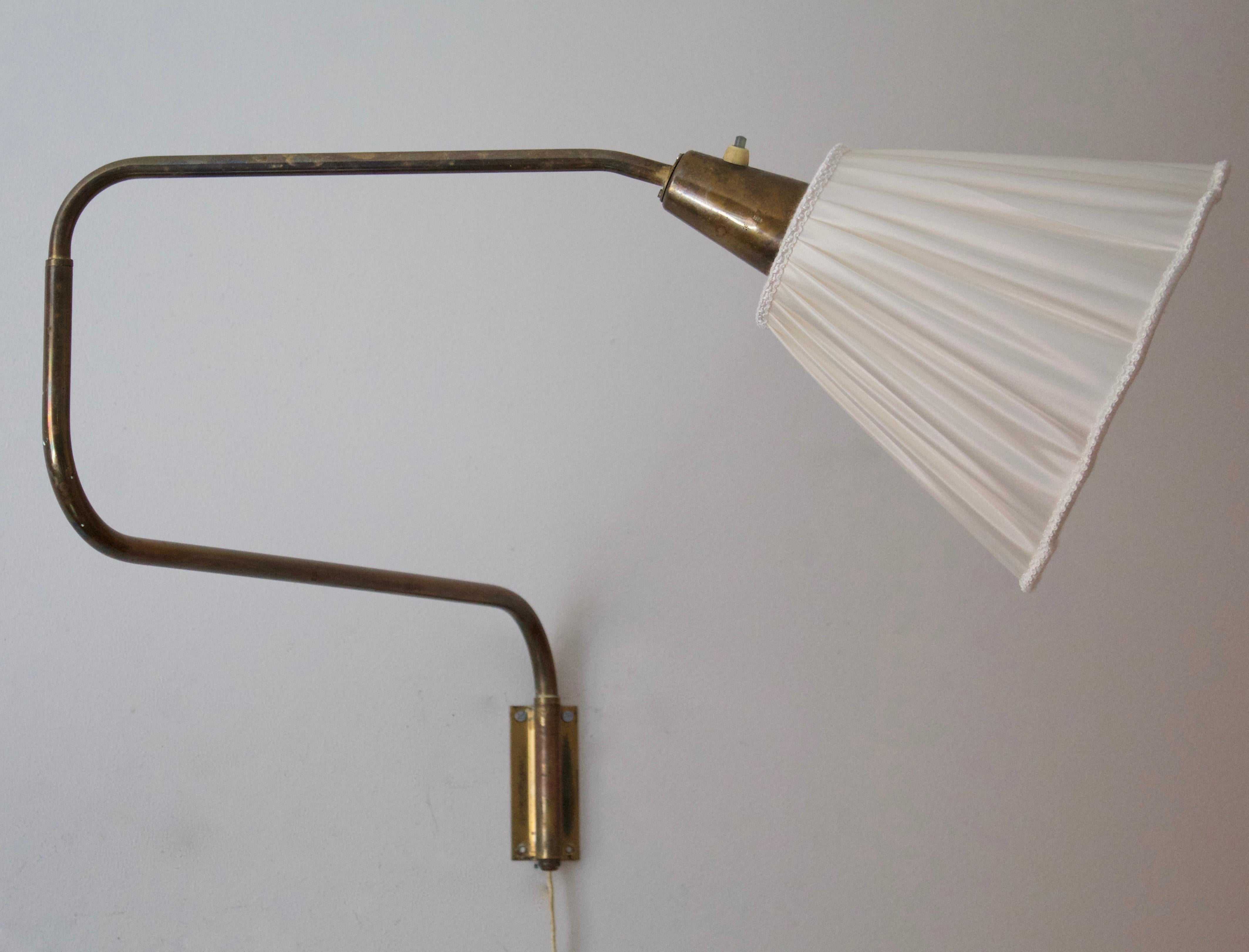 A modernist wall light, designed and produced by ASEA, Sweden, 1940s.

Features brass and a brand new high-end lampshade of period model.