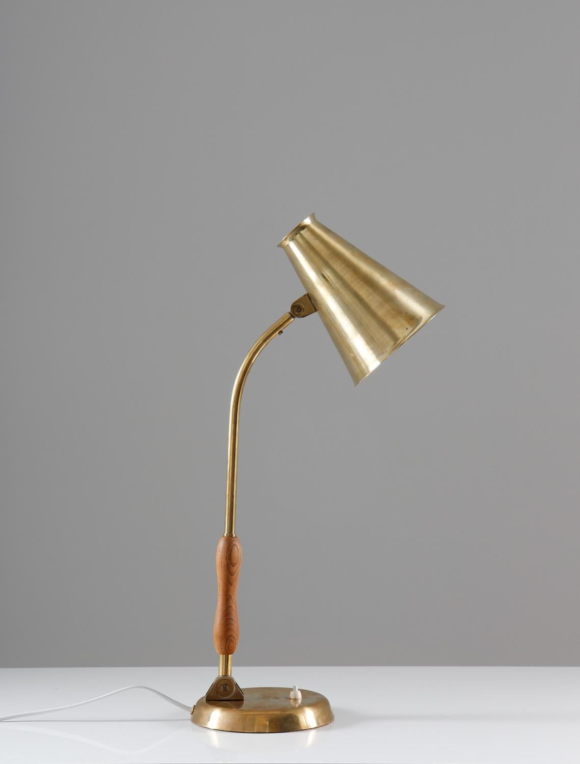Rare desk lamp attributed to ASEA, Sweden, model 41065-1.
This large lamp is made from solid brass with black wooden details. Both the shade and the rod are adjustable, making it perfect as a desk lamp or reading lamp.

Condition: Very good