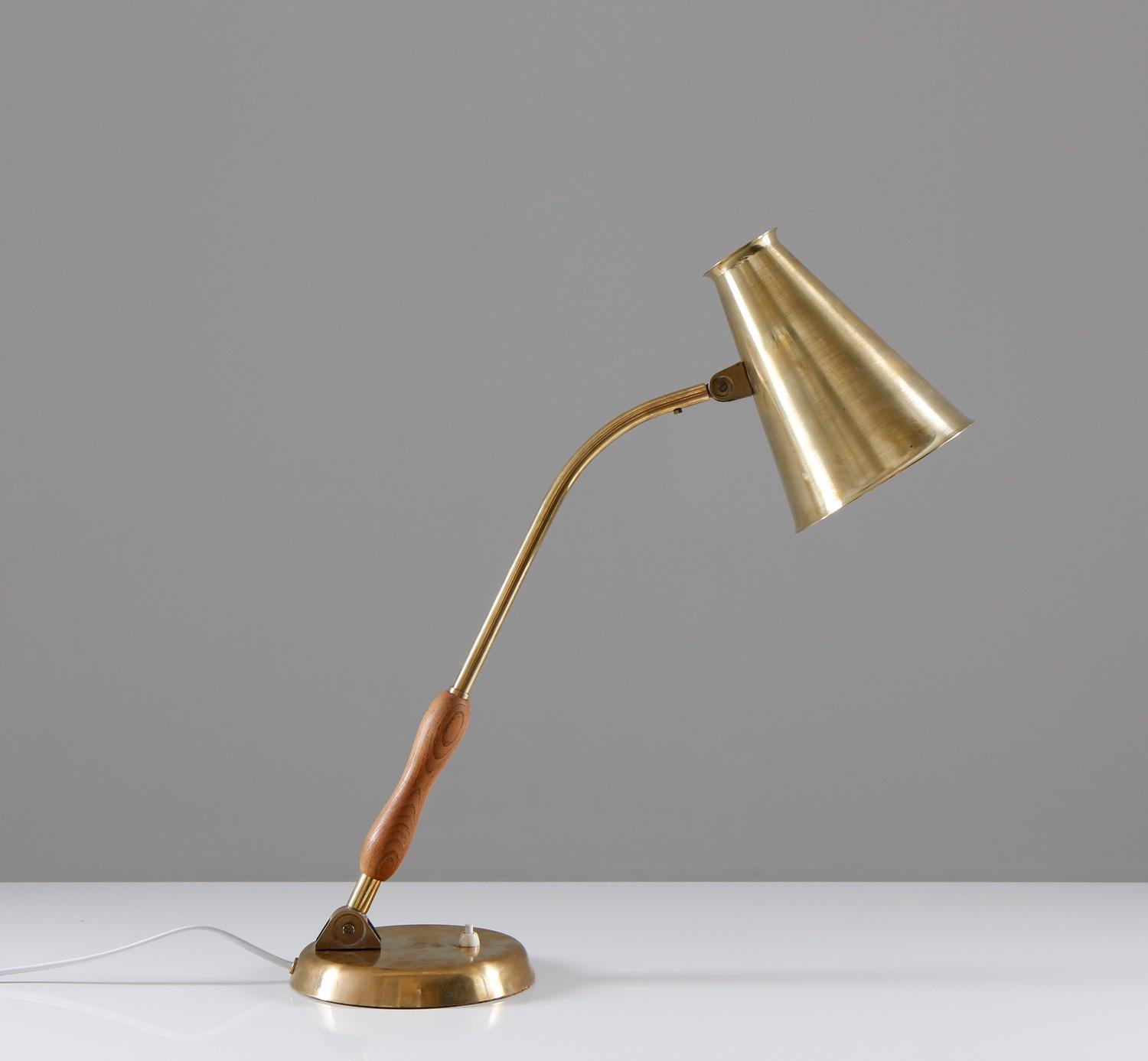 Mid-Century Modern Lampe de bureau scandinave mi-siècle moderne en laiton attribuée à ASEA en vente
