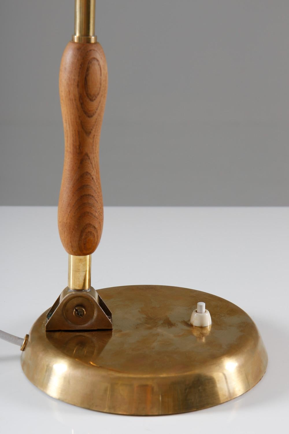 ASEA-Attributed Scandinavian Midcentury Desk Lamp in Brass For Sale 2