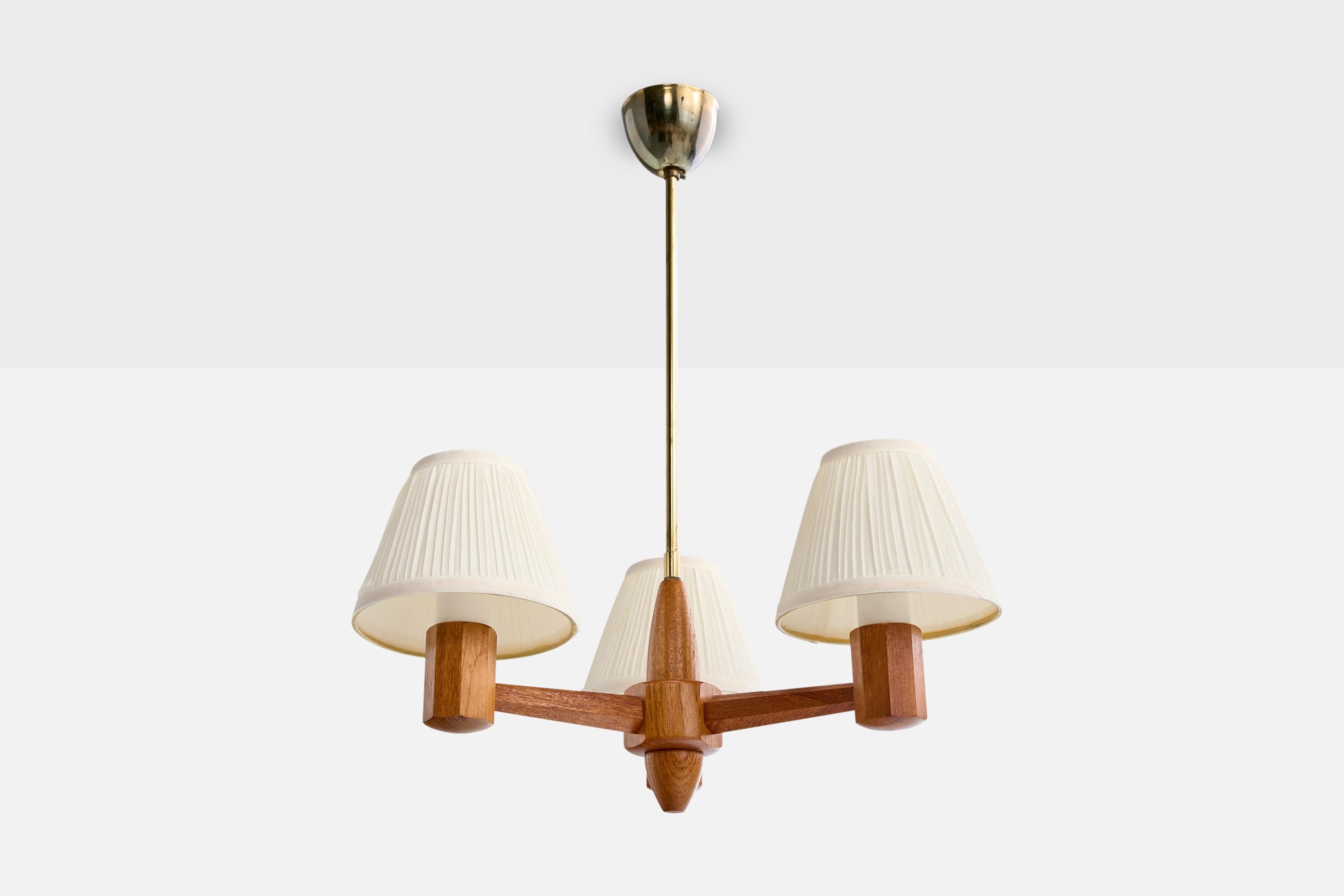 Lustre en laiton, teck et tissu blanc cassé, conçu et produit en Suède, vers les années 1950.

Présence d'oxydation sur le laiton

Teintes Vintage dans un état moyen correspondant à l'âge et à l'utilisation.

Usure correspondant à l'âge et à