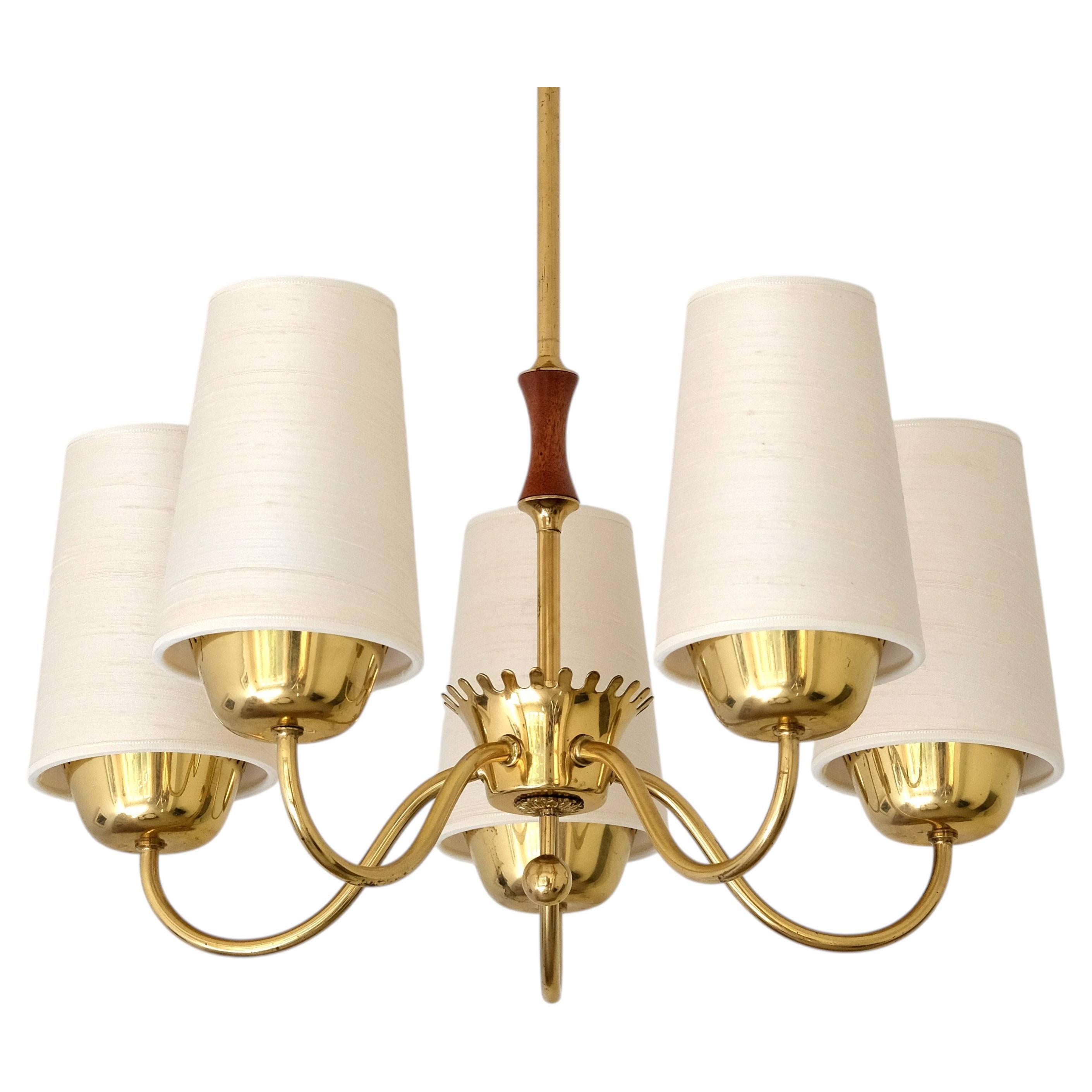 Lampadario a cinque bracci in ottone con paralumi in seta, ASEA Belysning, Svezia, anni '50