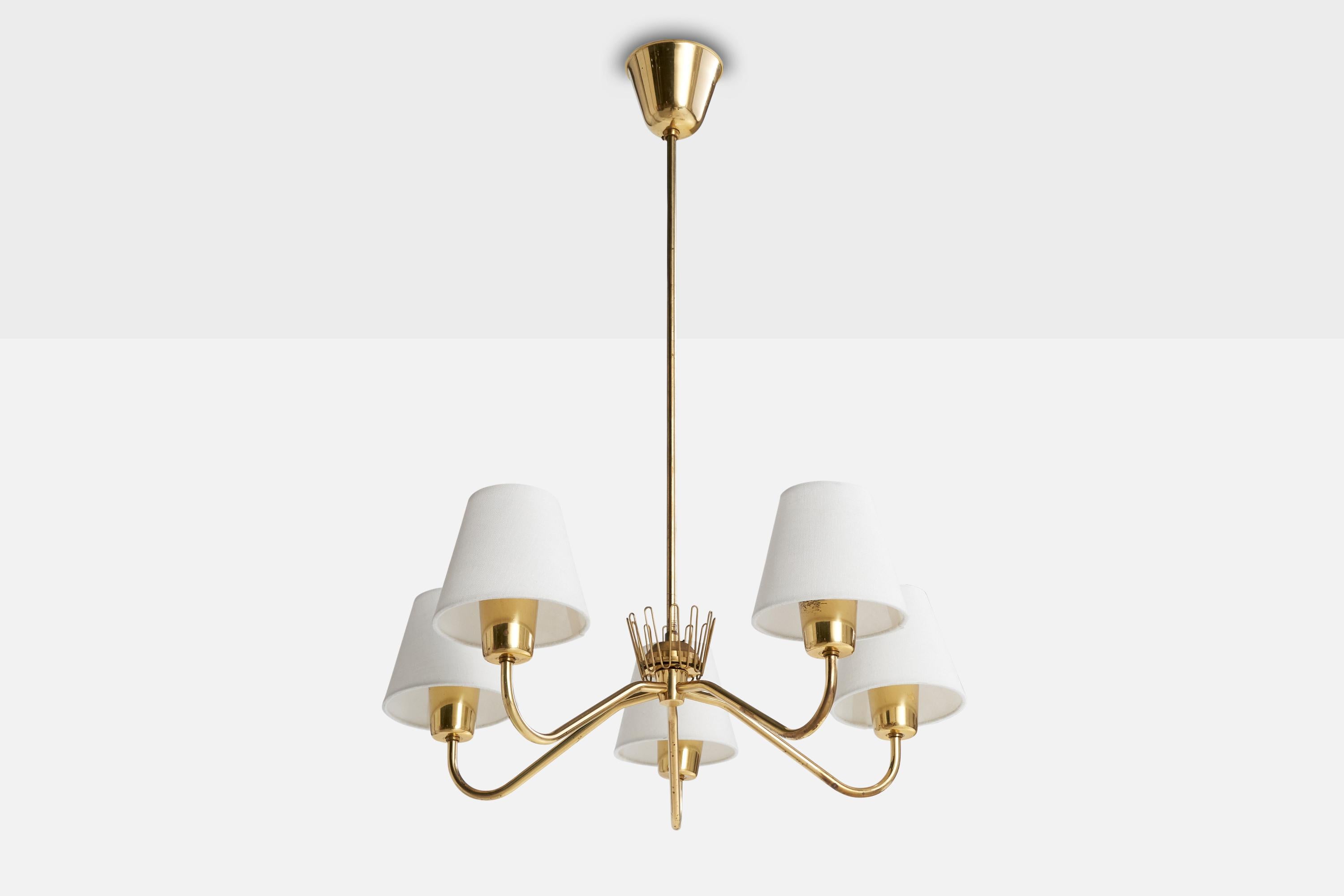 Lustre en laiton et tissu blanc conçu et produit par ASEA, Suède, vers les années 1940.

Dimensions globales (pouces) : 30.5