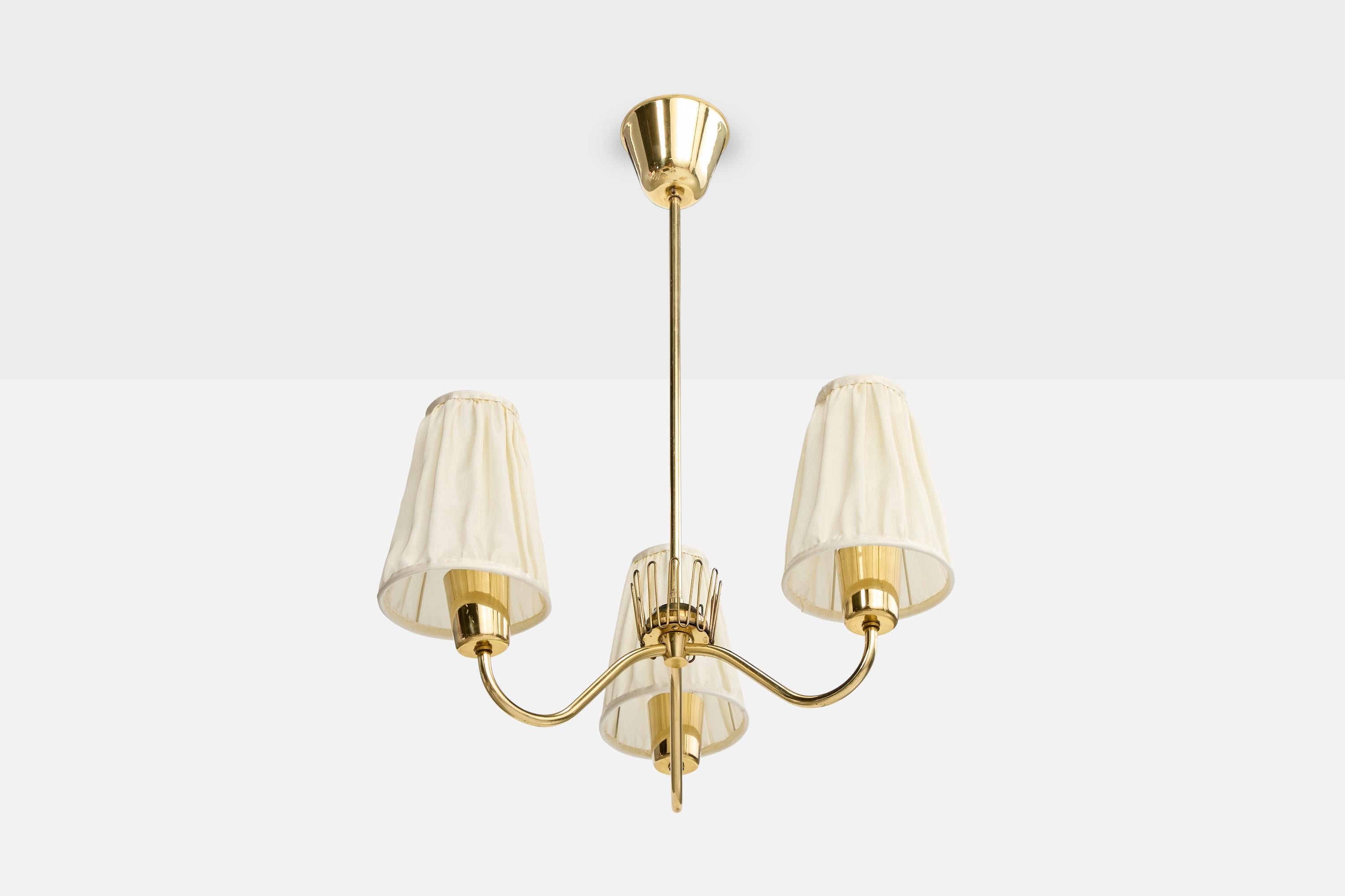 Lustre en laiton et verre fabrc blanc conçu et produit par ASEA, Suède, vers les années 1940.

Abat-jour vintage en bon état.

Dimensions globales (pouces) : 26.0 