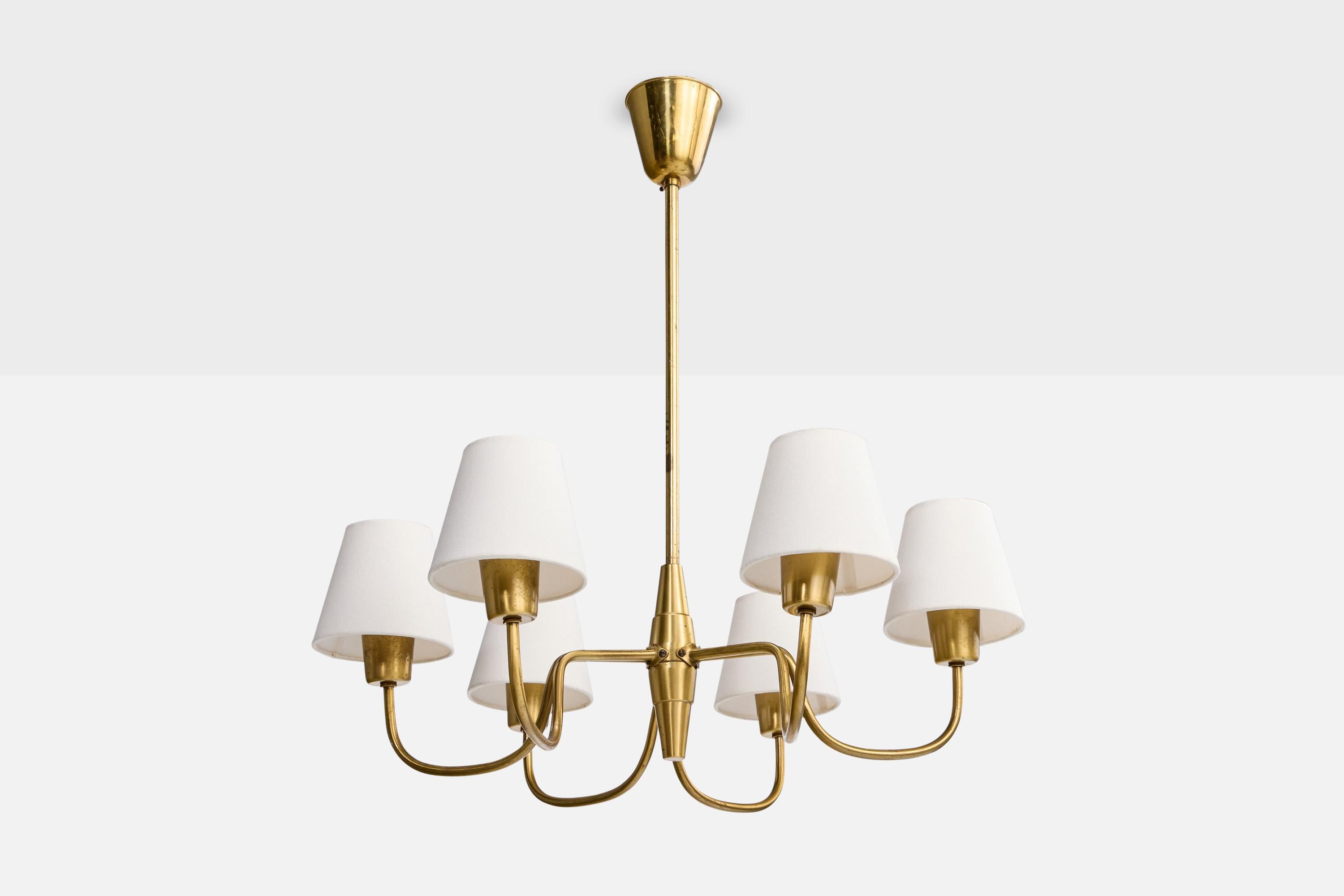 Lustre en laiton et tissu blanc produit par ASEA, Suède, c. 1950s.

Dimensions globales (pouces) : 26.0 