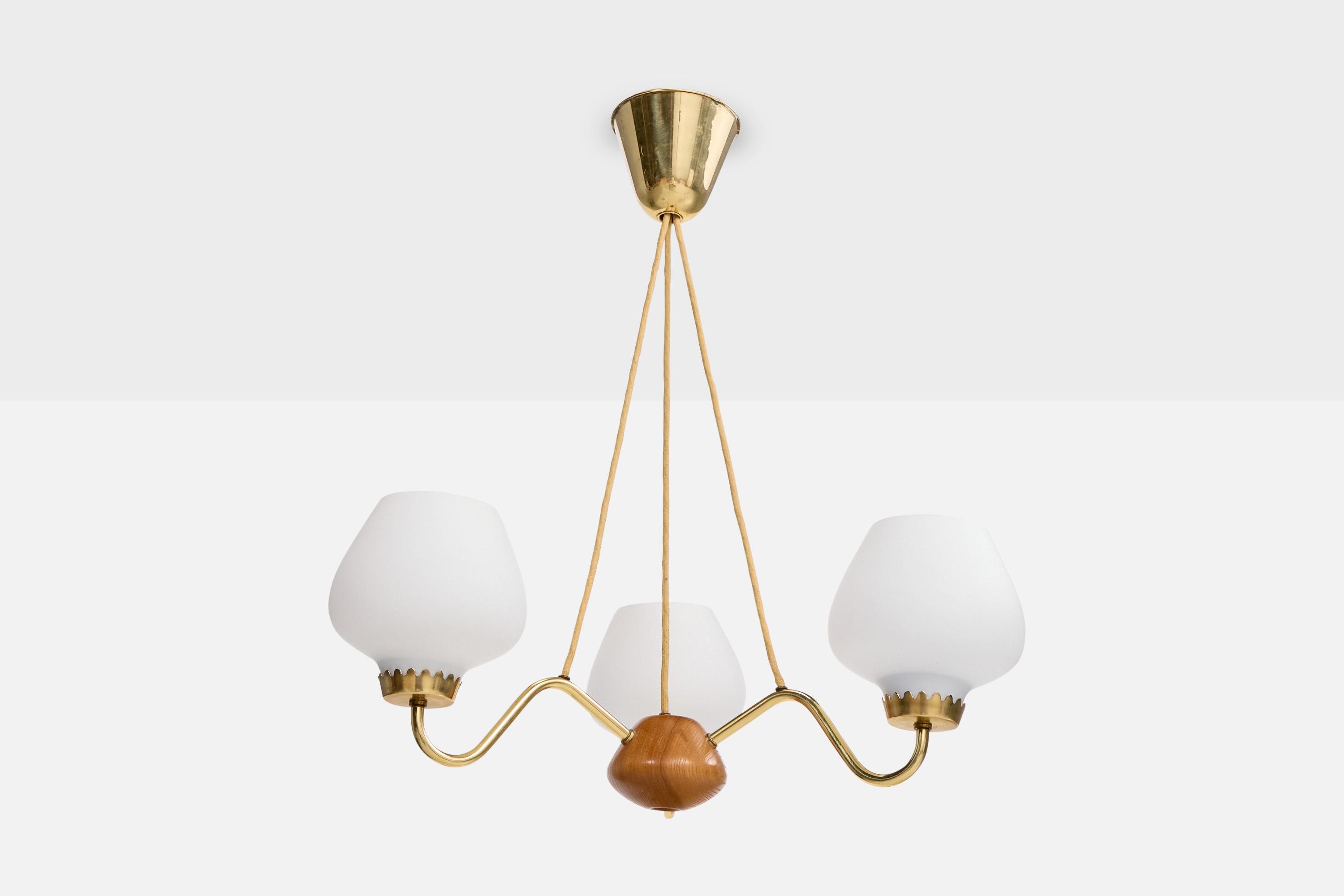 Lustre en laiton, chêne et verre opalin blanc produit par ASEA, Suède, c. 1950.

Dimensions globales (pouces) : 24.0 
