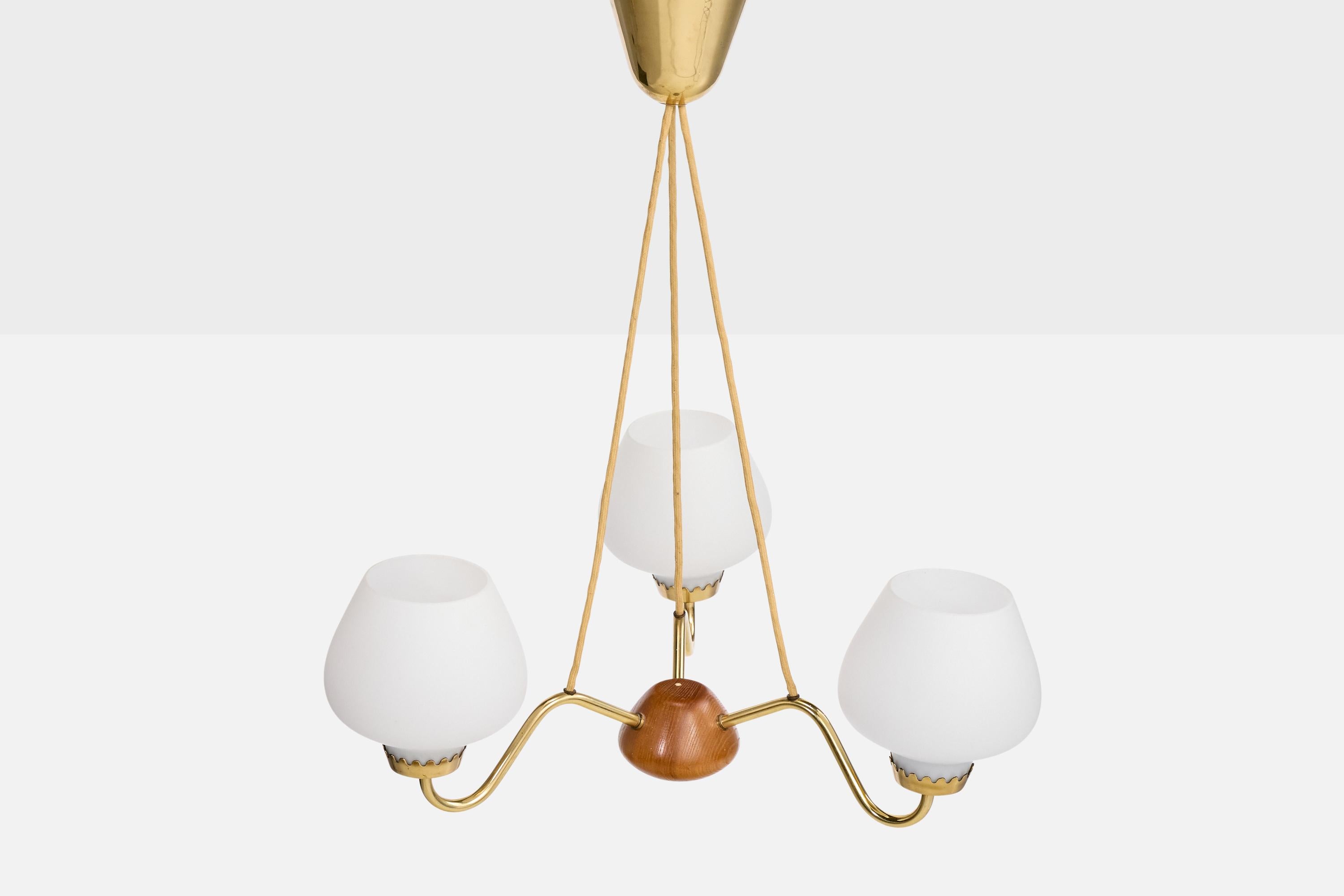 Suédois ASEA, lustre, laiton, verre, Oak, Suède, années 1950 en vente