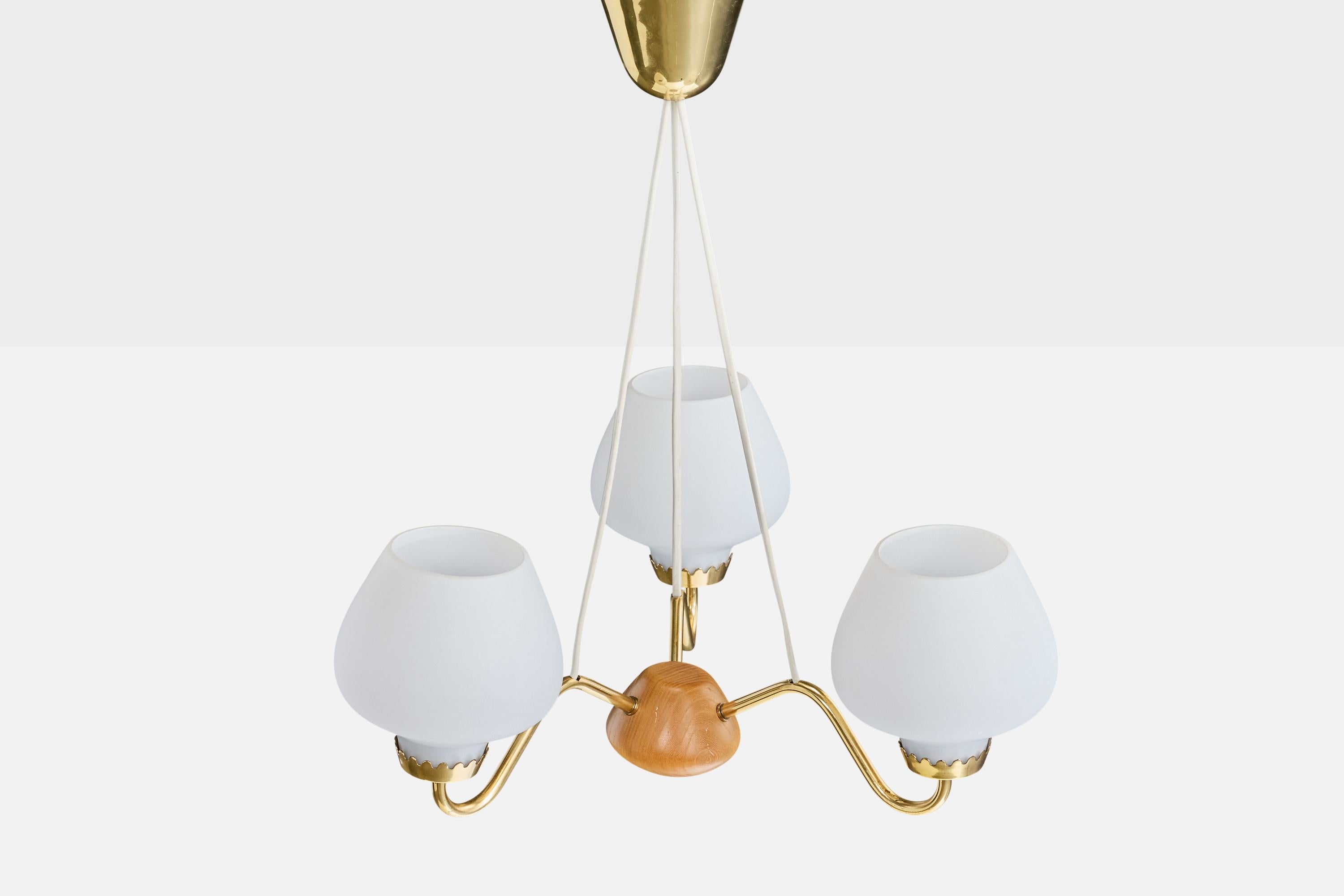 Suédois ASEA, lustre, laiton, verre, Oak, Suède, années 1950 en vente