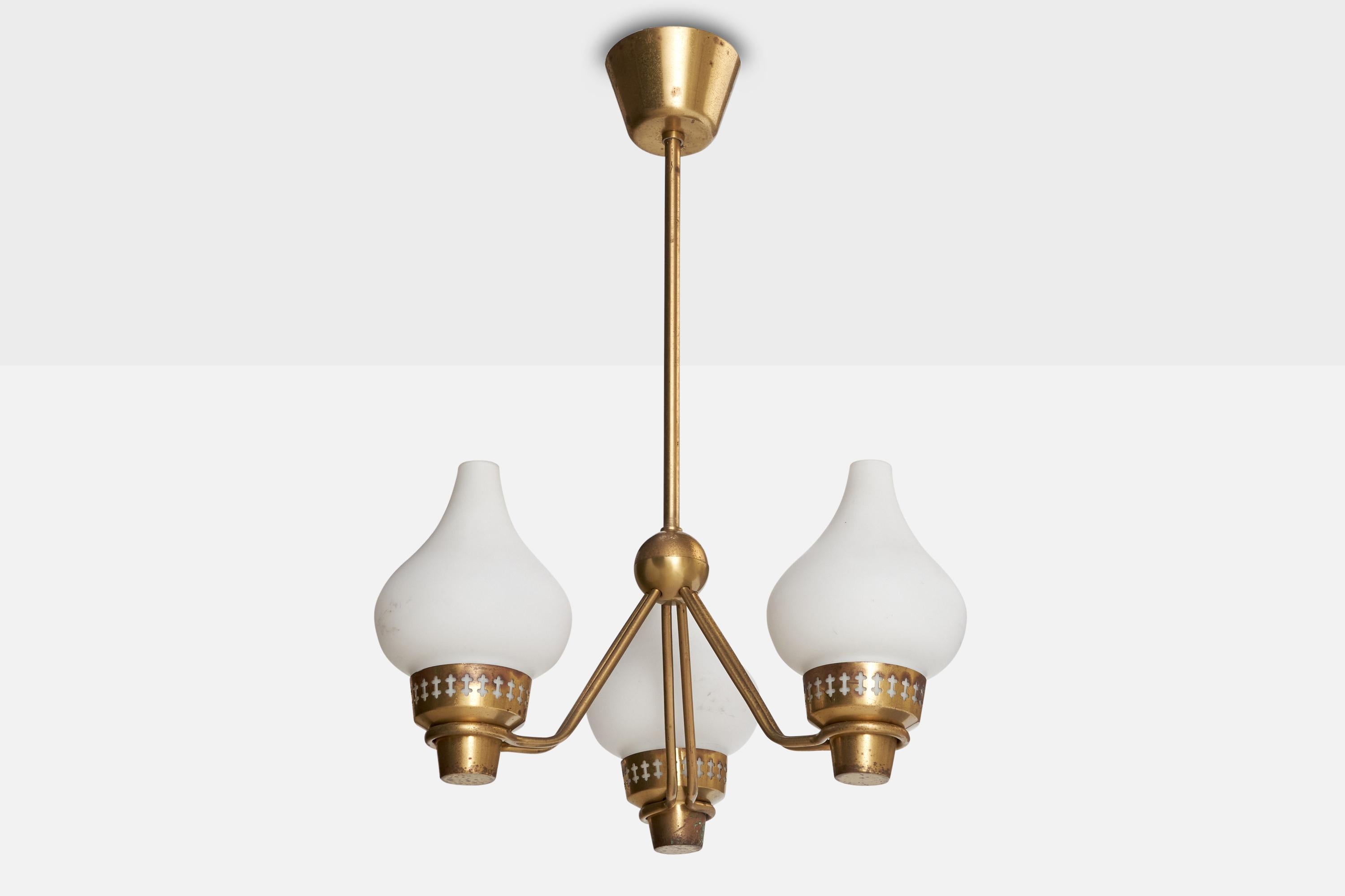 Lustre en laiton et verre opalin blanc produit par ASEA, Suède, c. 1940s.

Dimensions globales (pouces) : 26