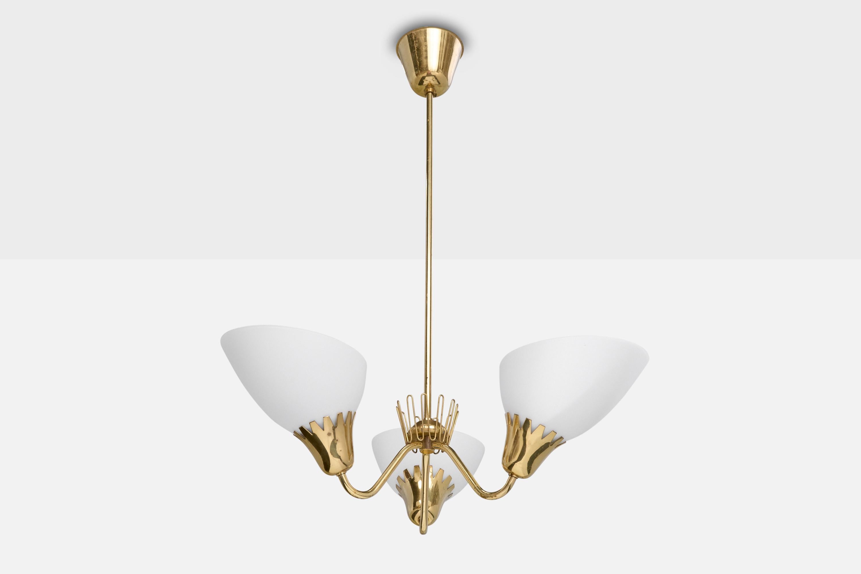 Lampadario in ottone e vetro opalino bianco progettato e prodotto da ASEA, Svezia, anni '40 circa.

Dimensioni complessive (pollici): 29