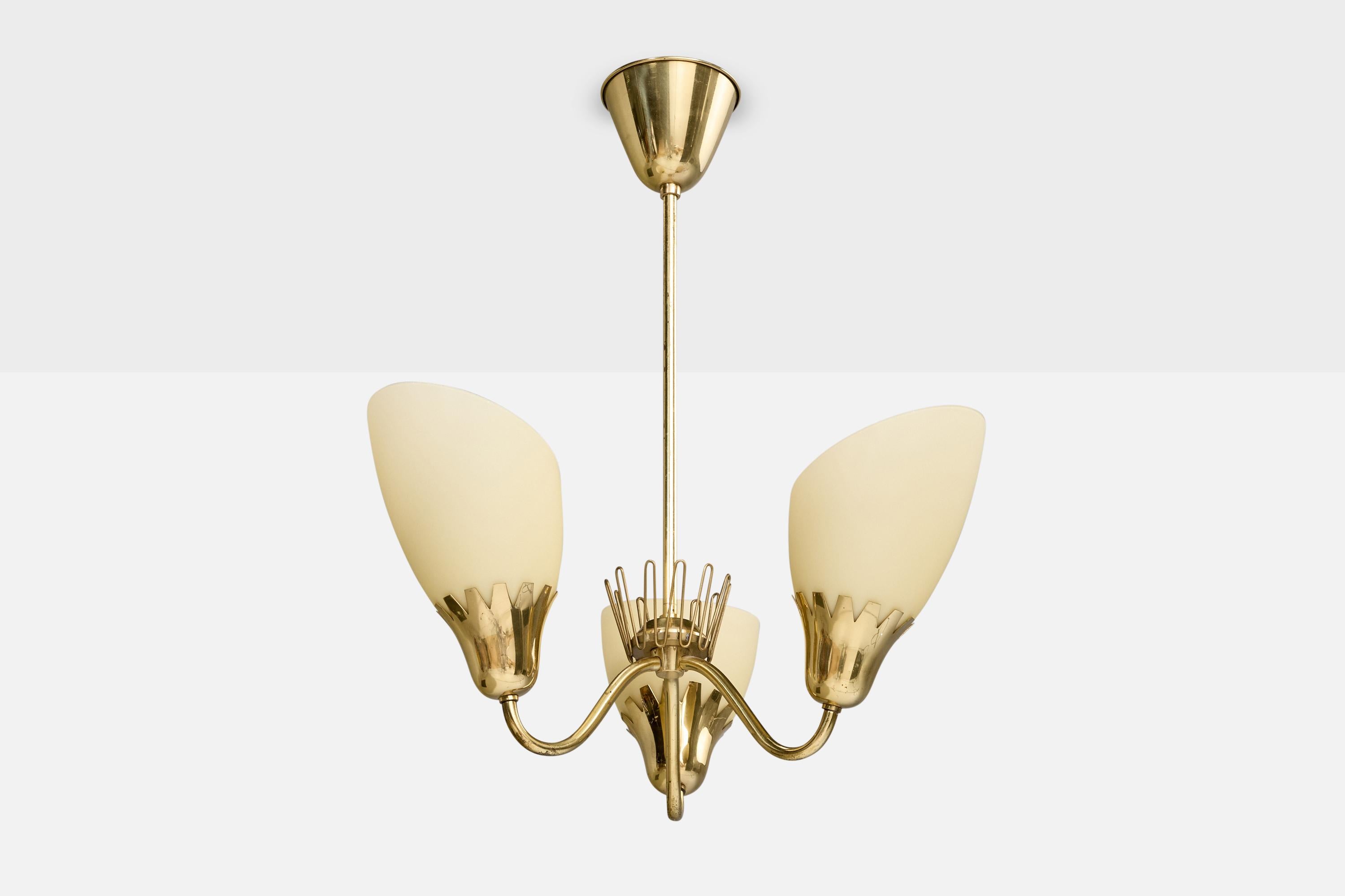 Lustre en laiton et verre opalin beige conçu et produit par ASEA, Suède, vers les années 1940.

Dimensions globales (pouces) : 21.0 