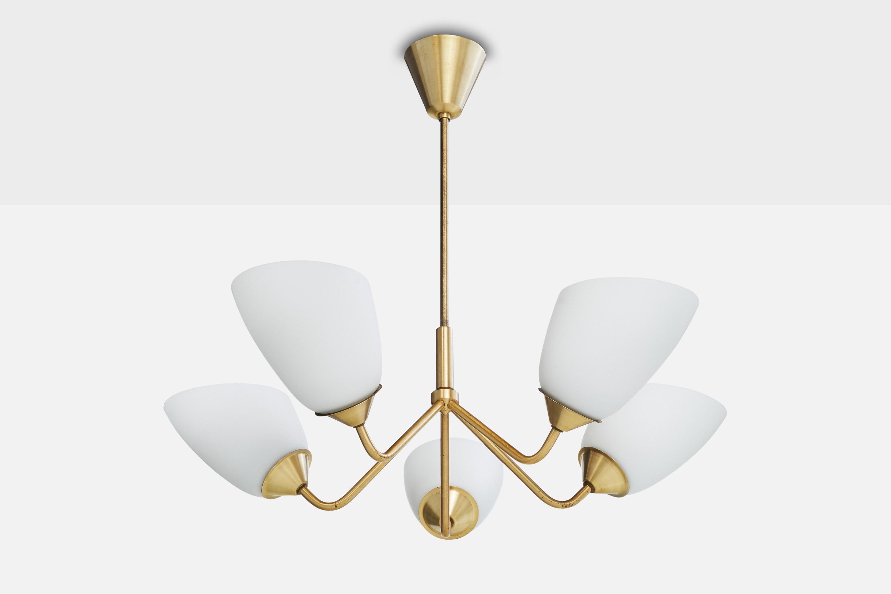 Lampadario in ottone e vetro opalino bianco prodotto da ASEA, Svezia, anni '50 circa.

Dimensioni complessive (pollici): 22
