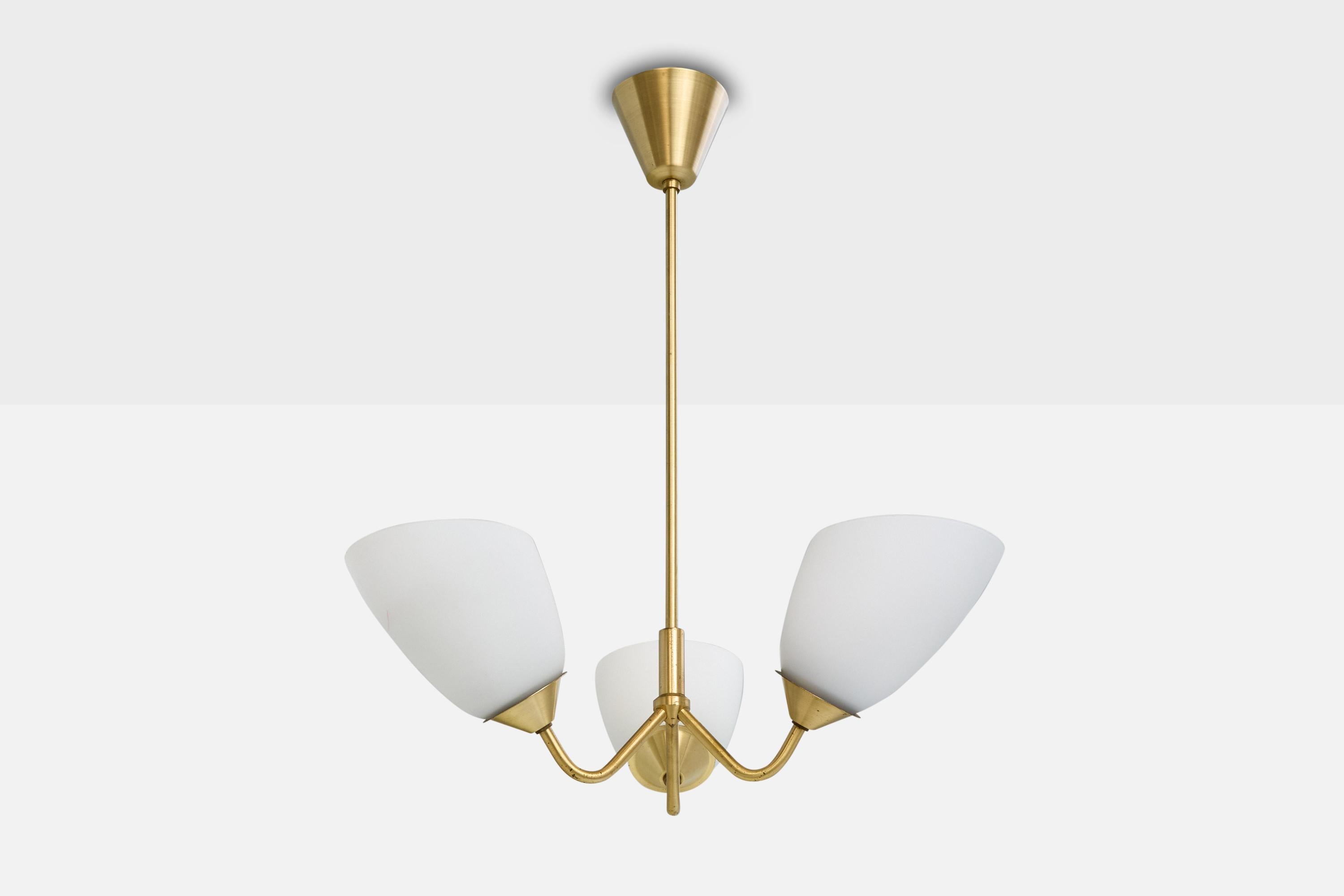 Lampadario in ottone e vetro opalino bianco prodotto da ASEA, Svezia, anni '50 circa.

Dimensioni complessive (pollici): 23,25