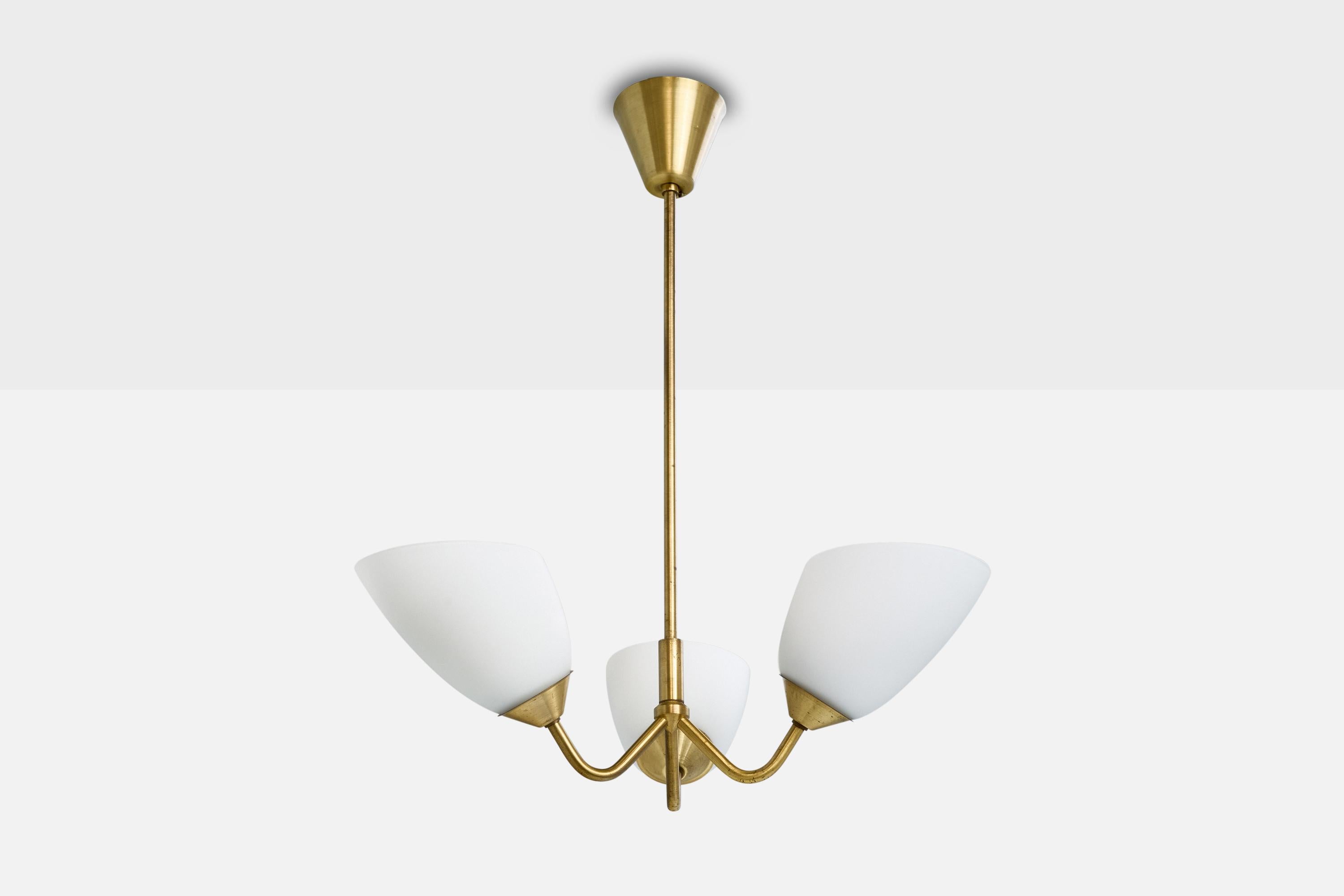 Lustre en laiton et verre opalin blanc produit par ASEA, Suède, c. 1950.

Dimensions globales (pouces) : 24.75