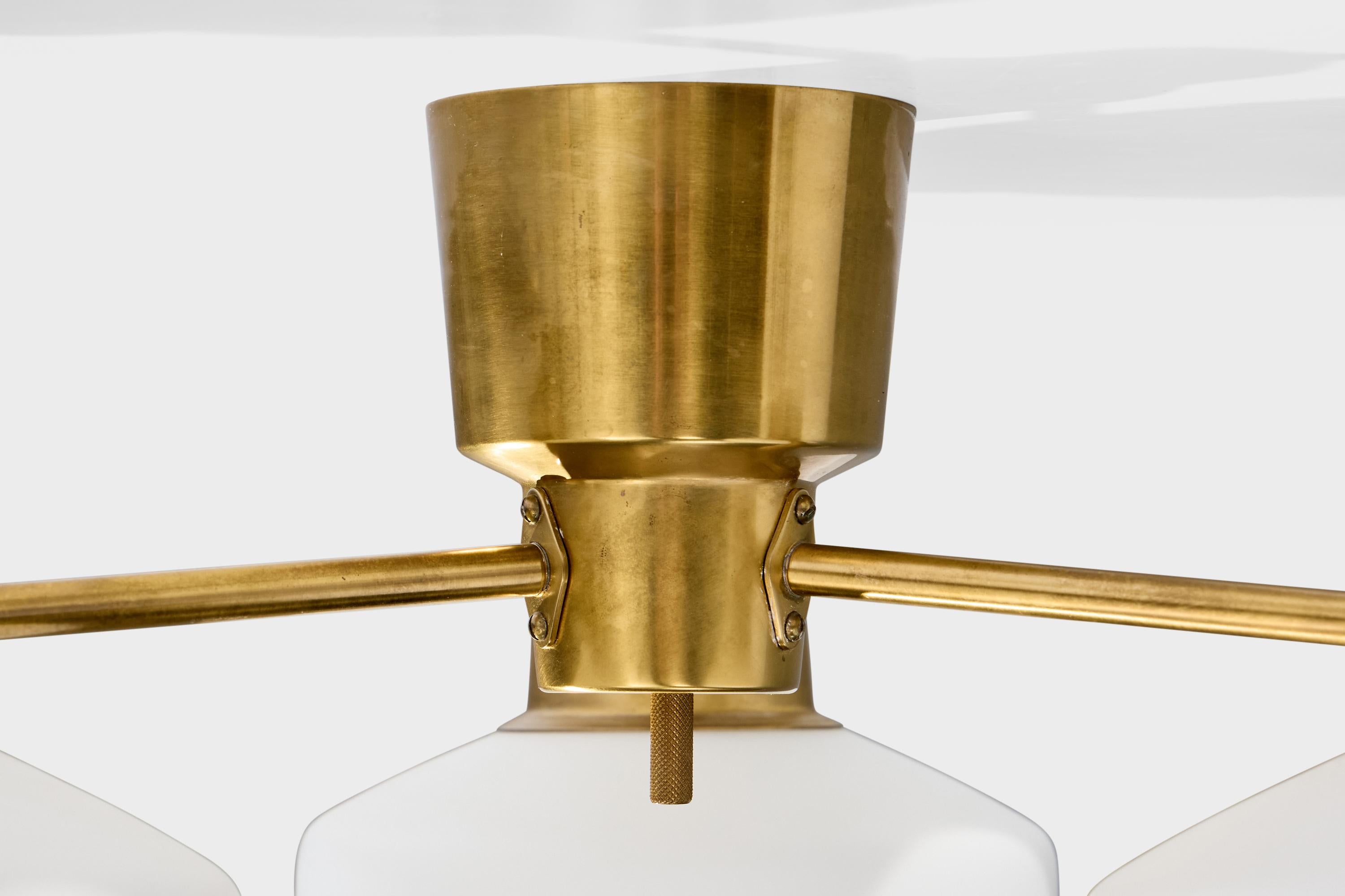 Milieu du XXe siècle ASEA, lustre, laiton, verre, Suède, années 1950 en vente