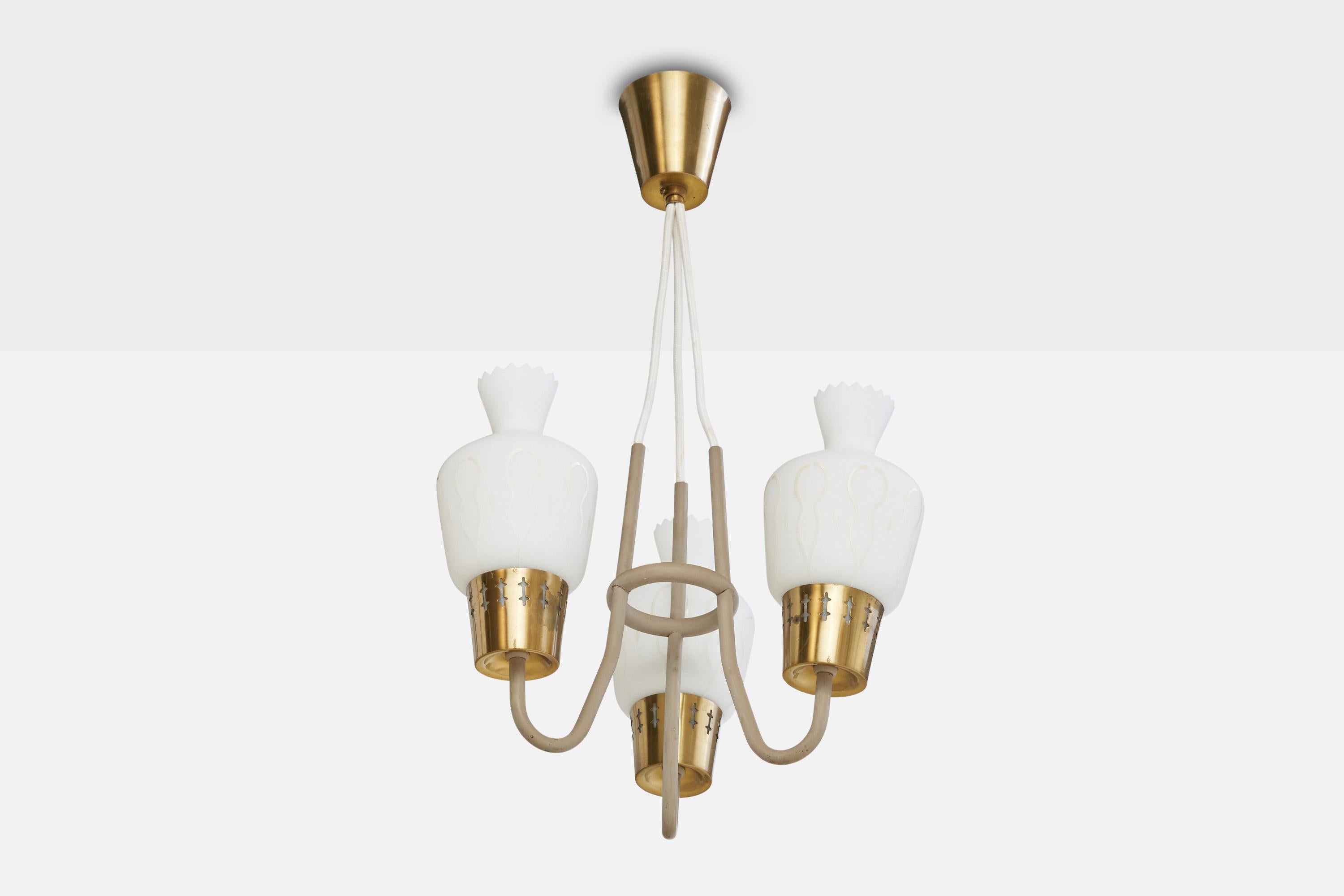 Lustre en laiton, verre opalin blanc et fer peint en gris, produit par ASEA, Suède, c. 1950.

Dimensions globales (pouces) : 21.25