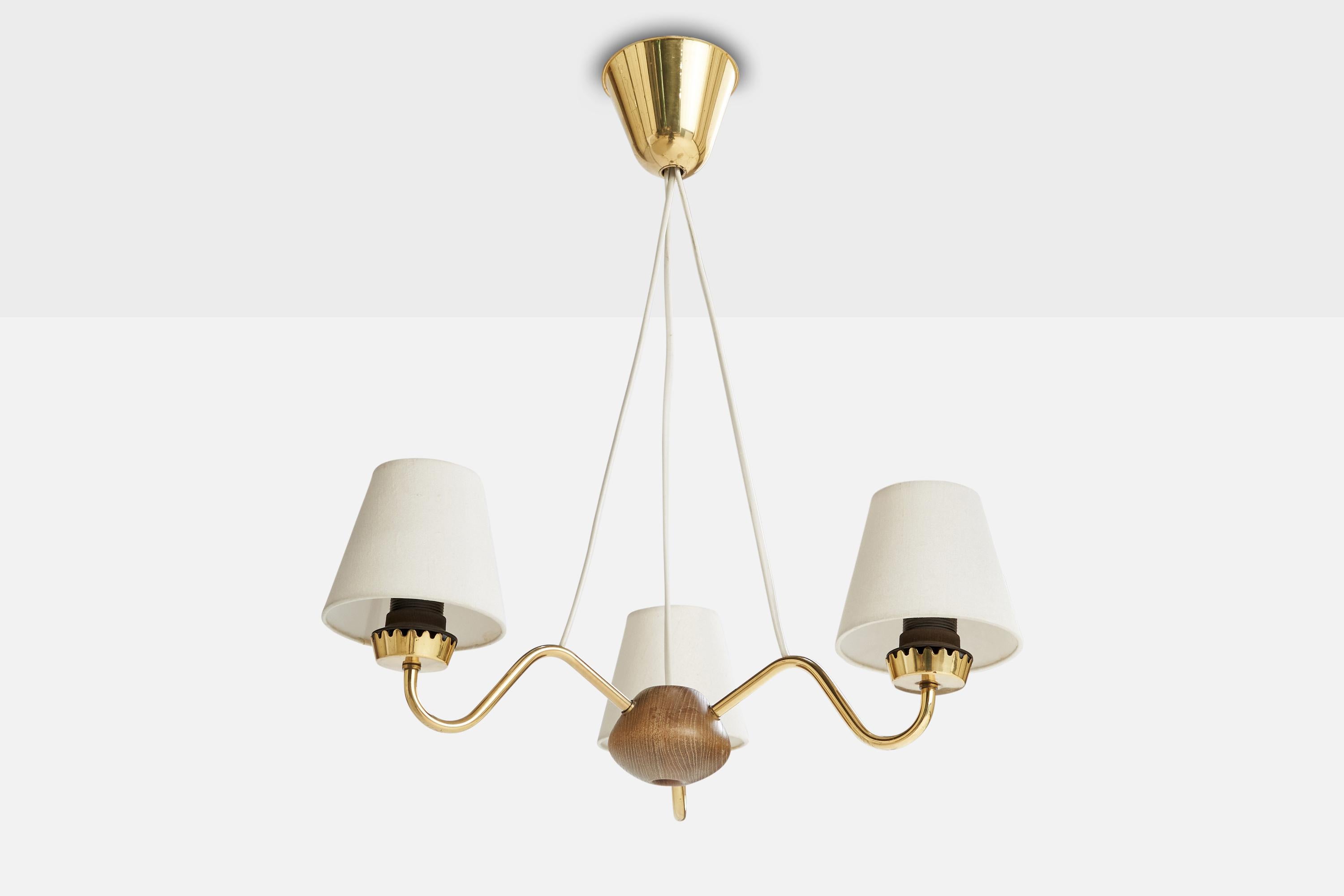 Lampadario a tre bracci in ottone, quercia e tessuto bianco disegnato e prodotto da ASEA, Svezia, anni '40.

Dimensioni complessive (pollici): 24