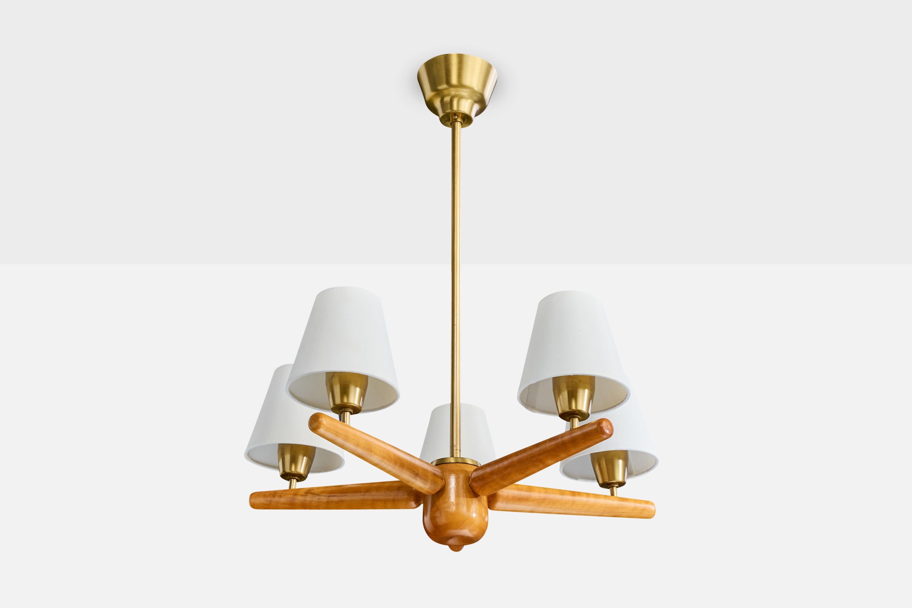 Lustre en bois, laiton et tissu blanc conçu et produit par ASEA, Suède, vers les années 1950.

Dimensions globales (pouces) : 26.0 