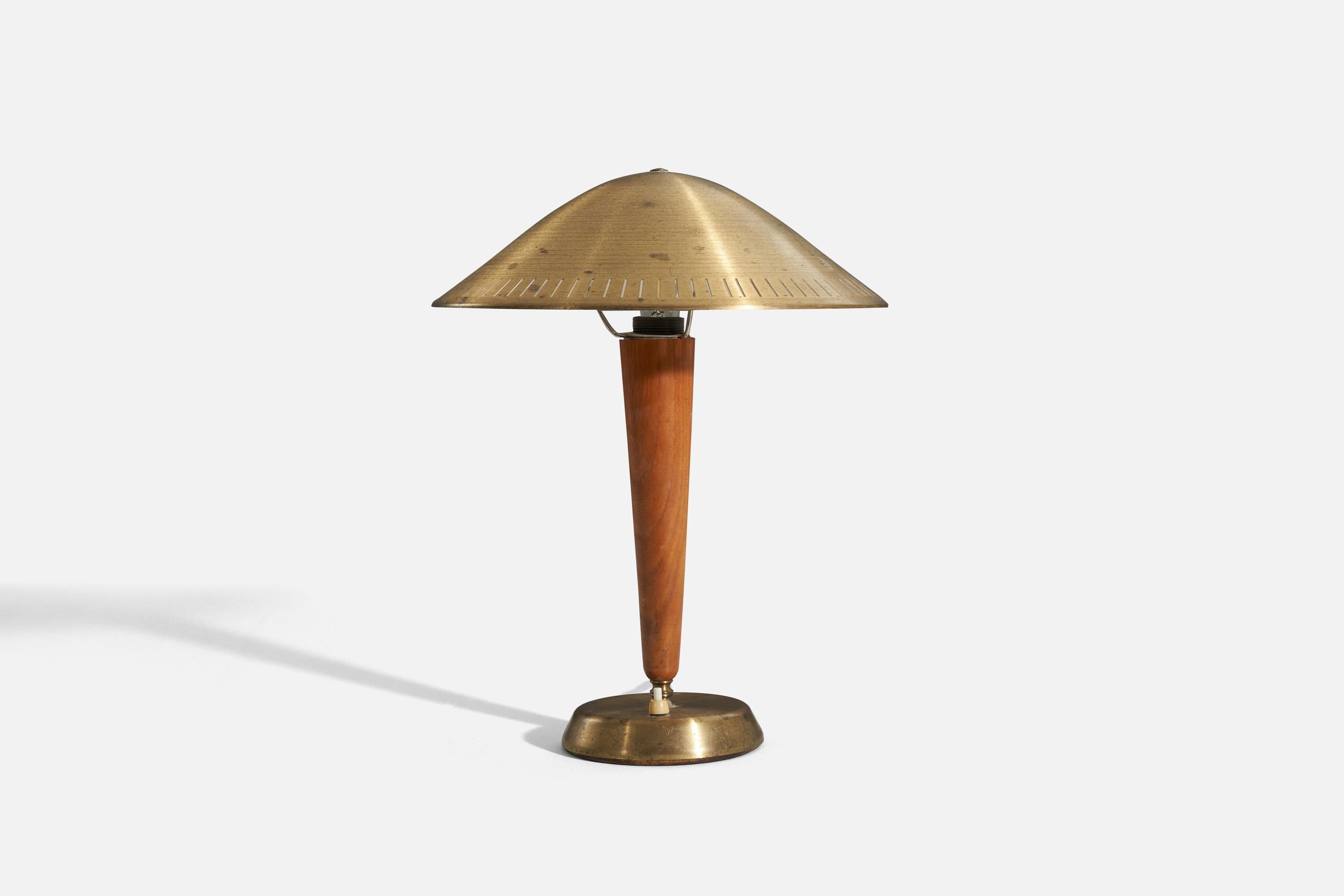 A brass and elm desk light / table lamp designed and produced by ASEA, Sweden, 1940s.

