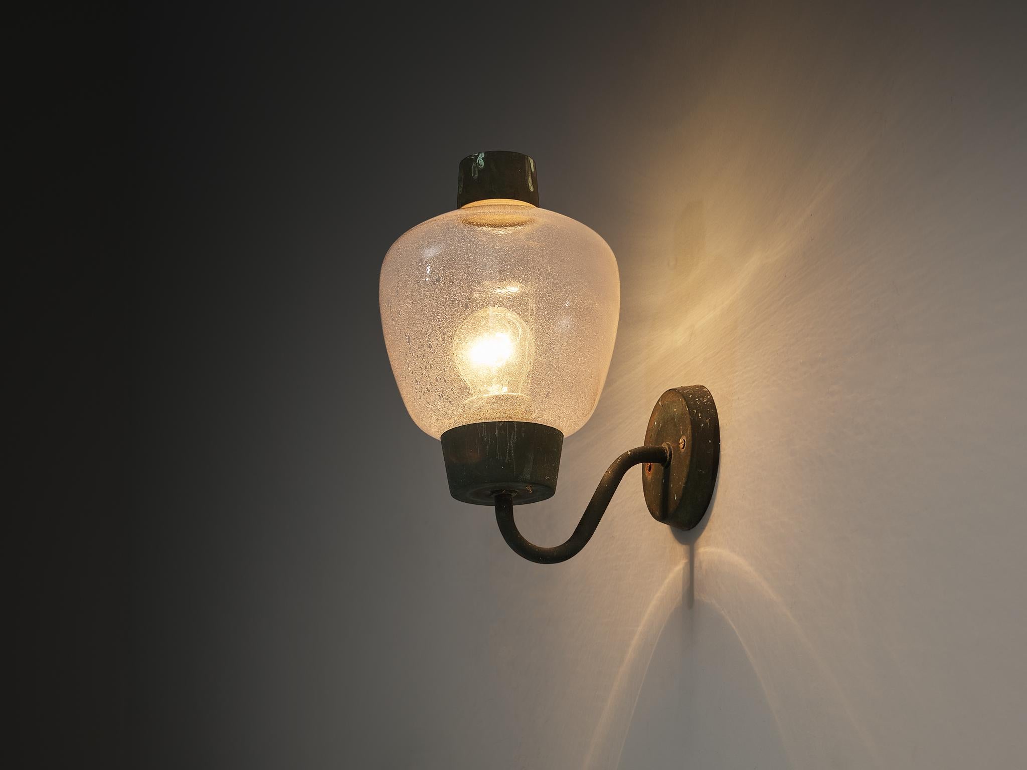 Asea Elektroskandia, aplique, cobre, vidrio soplado, Suecia, años 50

Este aplique de pared de cobre patinado y cristal muestra un diseño típico de la artesanía escandinava de mediados del siglo XX. Estas luces se fabricaron en Suecia en la década