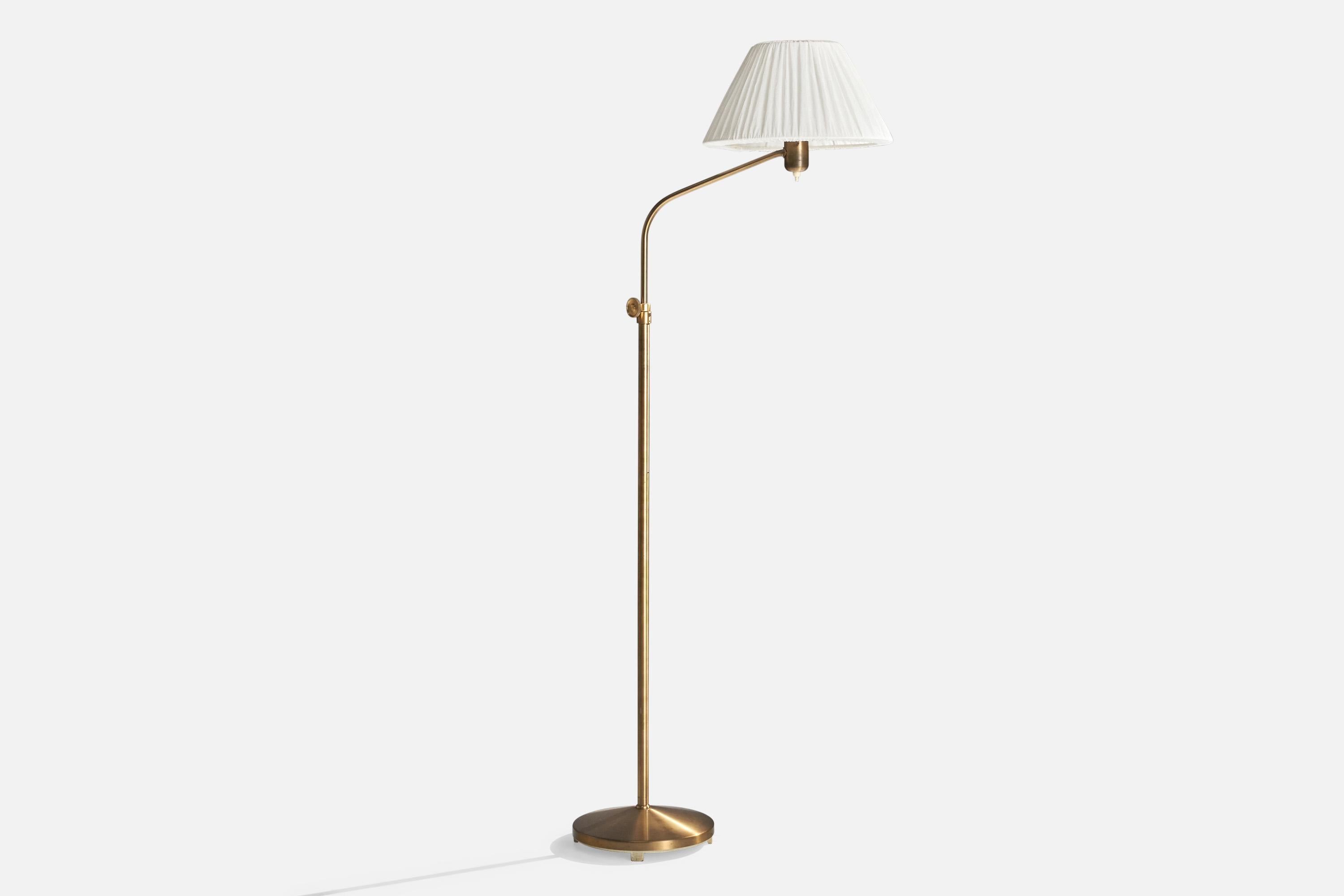 Lampadaire réglable en laiton et tissu blanc, conçu et produit en Suède, vers les années 1940.

Dimensions de la lampe (pouces) : 53.5