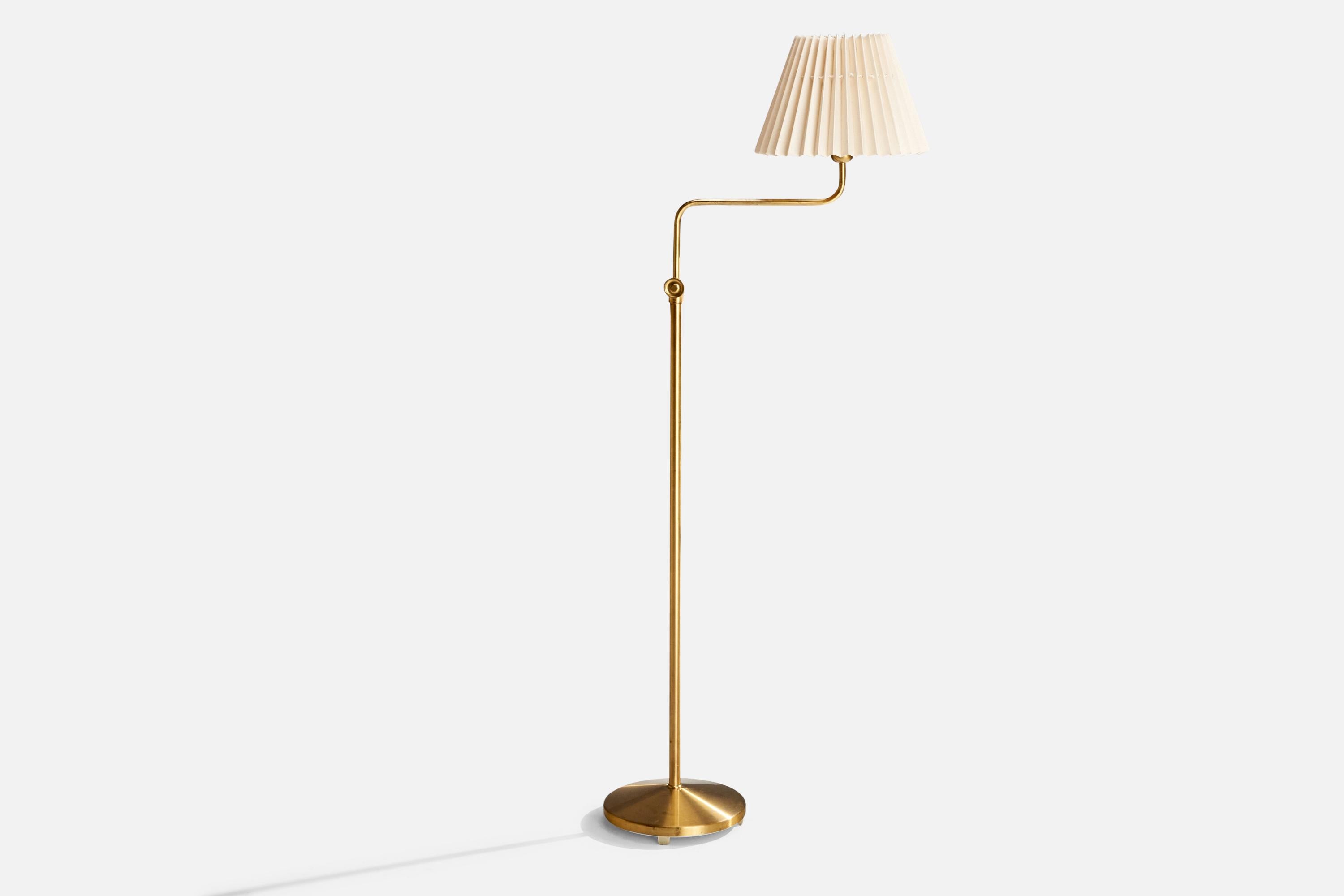 Lampadaire réglable en laiton et tissu produit par ASEA, Suède, c. 1940s.

Dimensions de la lampe avec abat-jour (pouces) : 53.625
