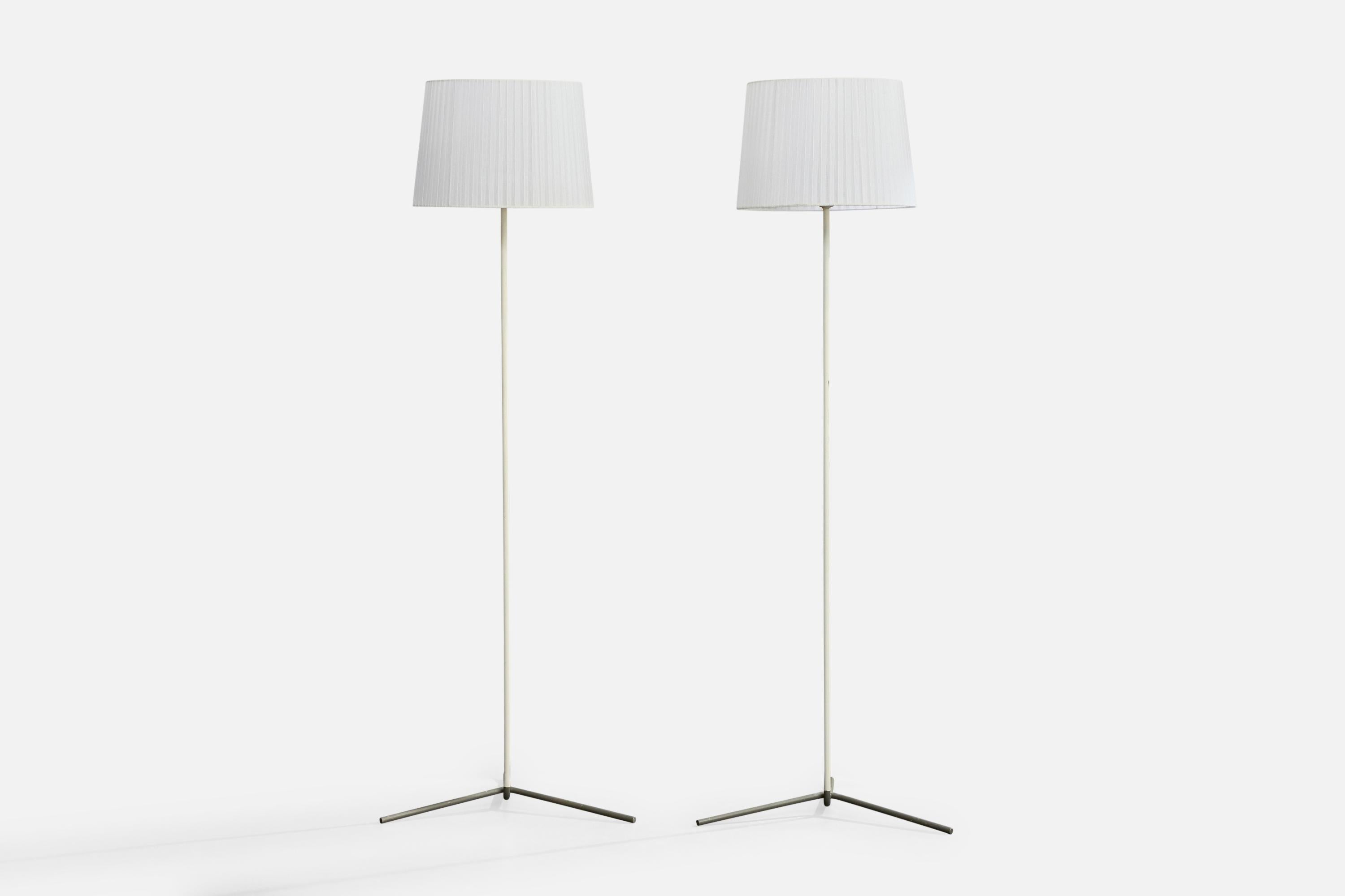 Coppia di lampade da terra in metallo laccato grigio e bianco sporco prodotte da ASEA, Svezia, anni '50 circa.

Leggera perdita di lacca sul supporto di una delle lampade.

Dimensioni della lampada con paralume (in pollici): 57,75 