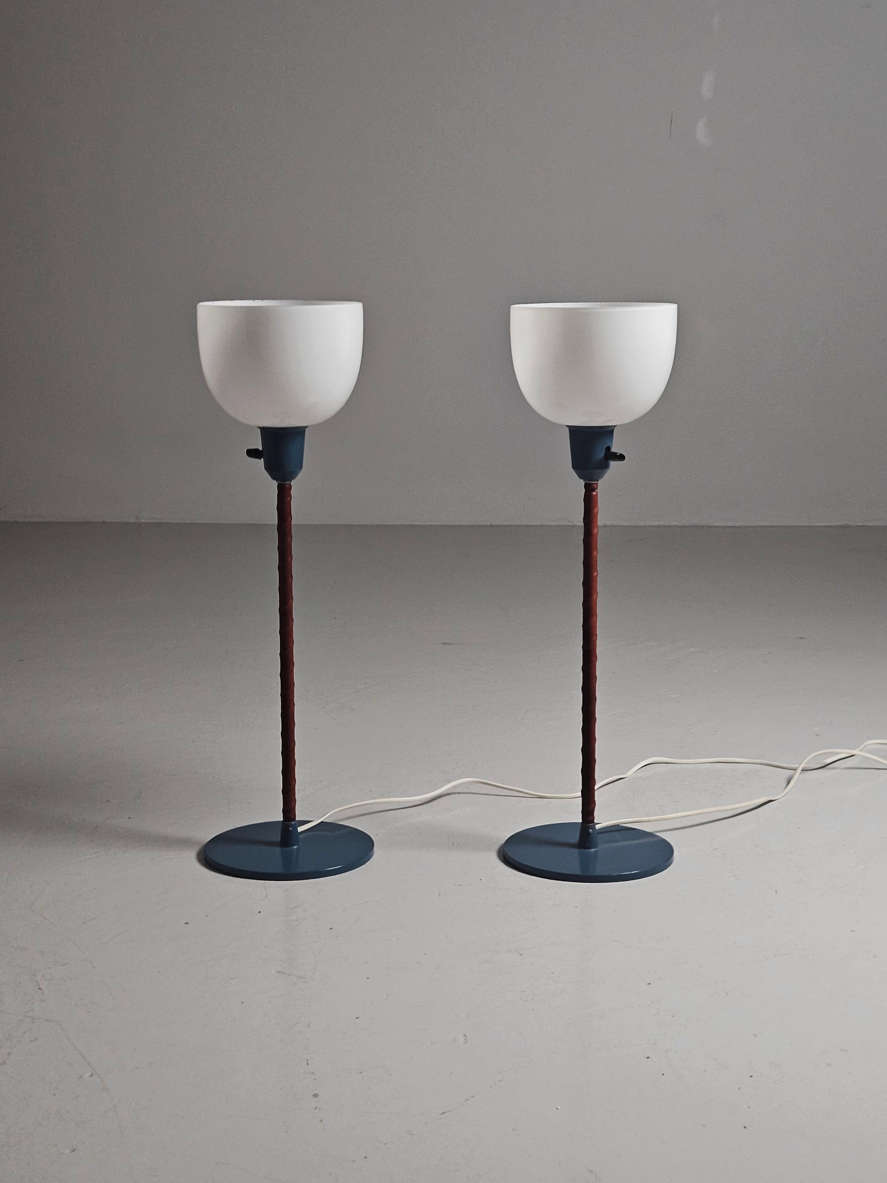 Seltene Tischlampen eines schwedischen Designers, die von ASEA in den 1950er Jahren hergestellt wurden. 

Hergestellt aus blau lackiertem Stahl, umhüllt von Leder und Opalglas. 

Gekennzeichnete Stahlplatte am Boden. 