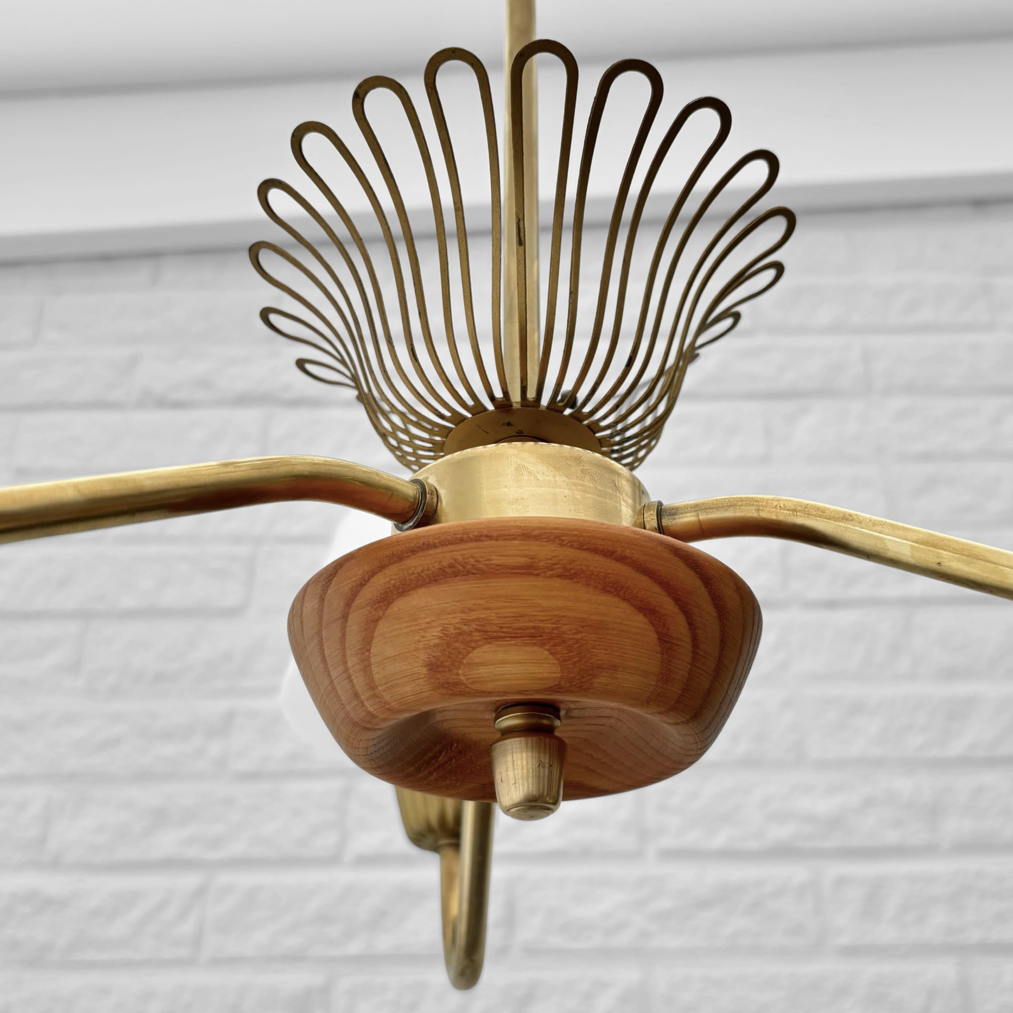 Lampadario a sospensione ASEA di metà secolo, ottone, Oak e vetro, Svezia, anni '50 in vendita 4