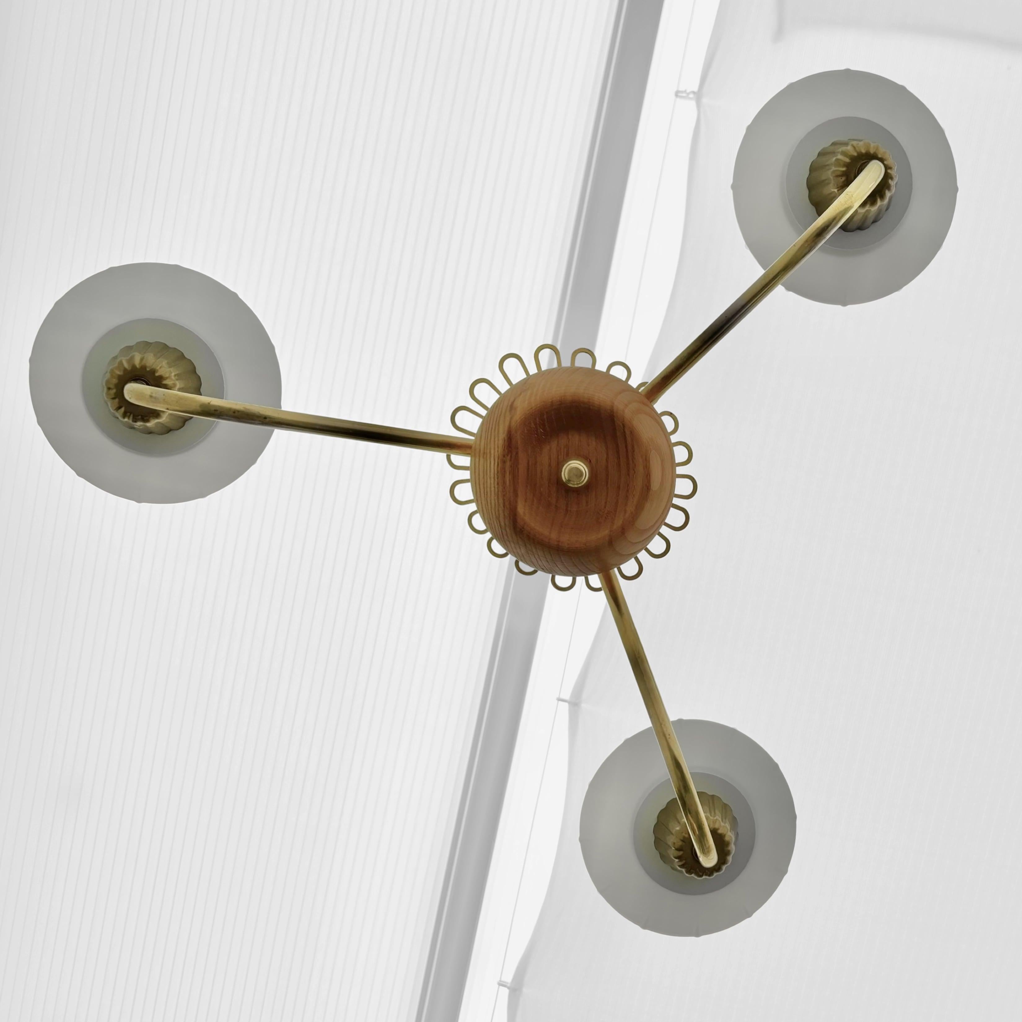 Lampadario a sospensione ASEA di metà secolo, ottone, Oak e vetro, Svezia, anni '50 in vendita 7