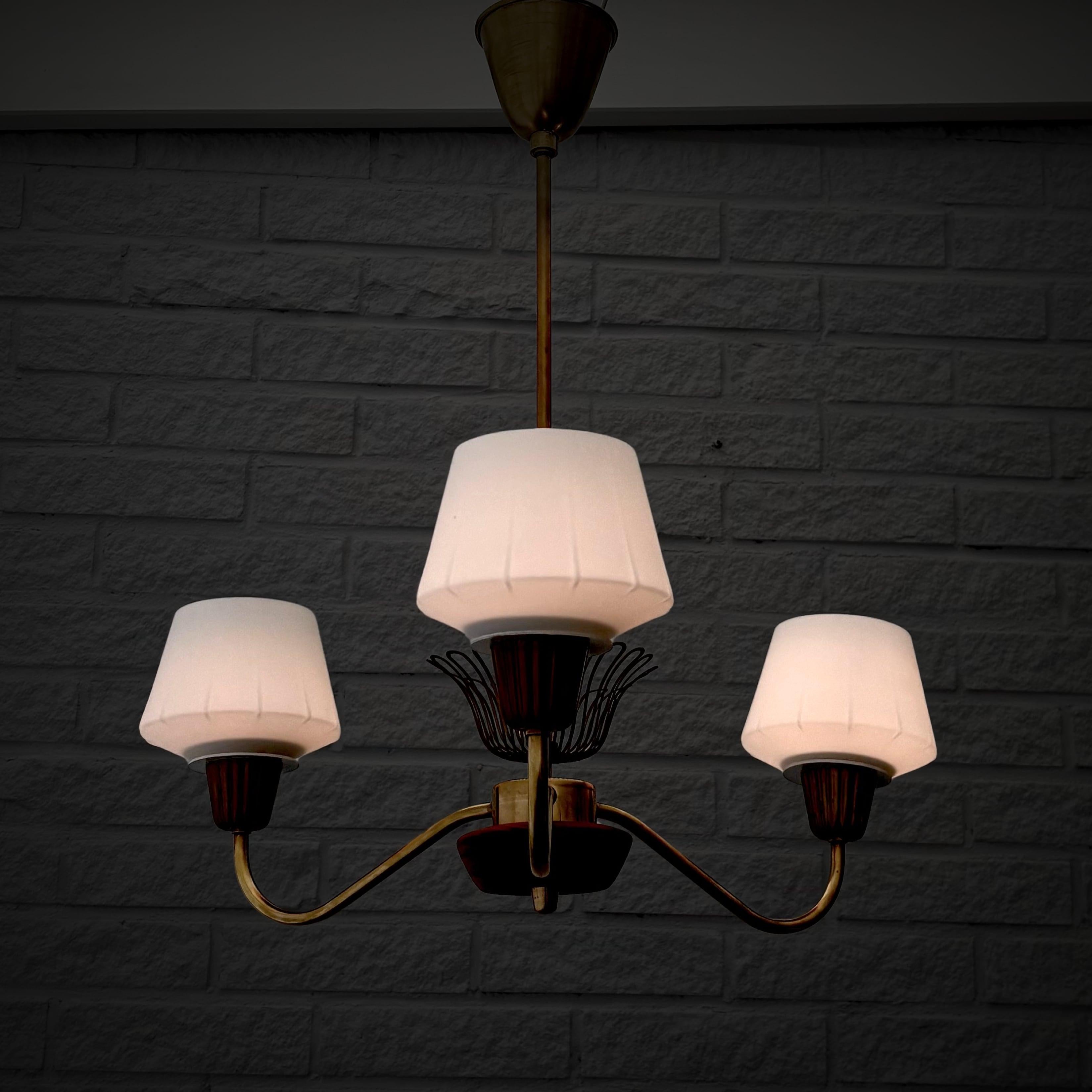 Scandinavo moderno Lampadario a sospensione ASEA di metà secolo, ottone, Oak e vetro, Svezia, anni '50 in vendita