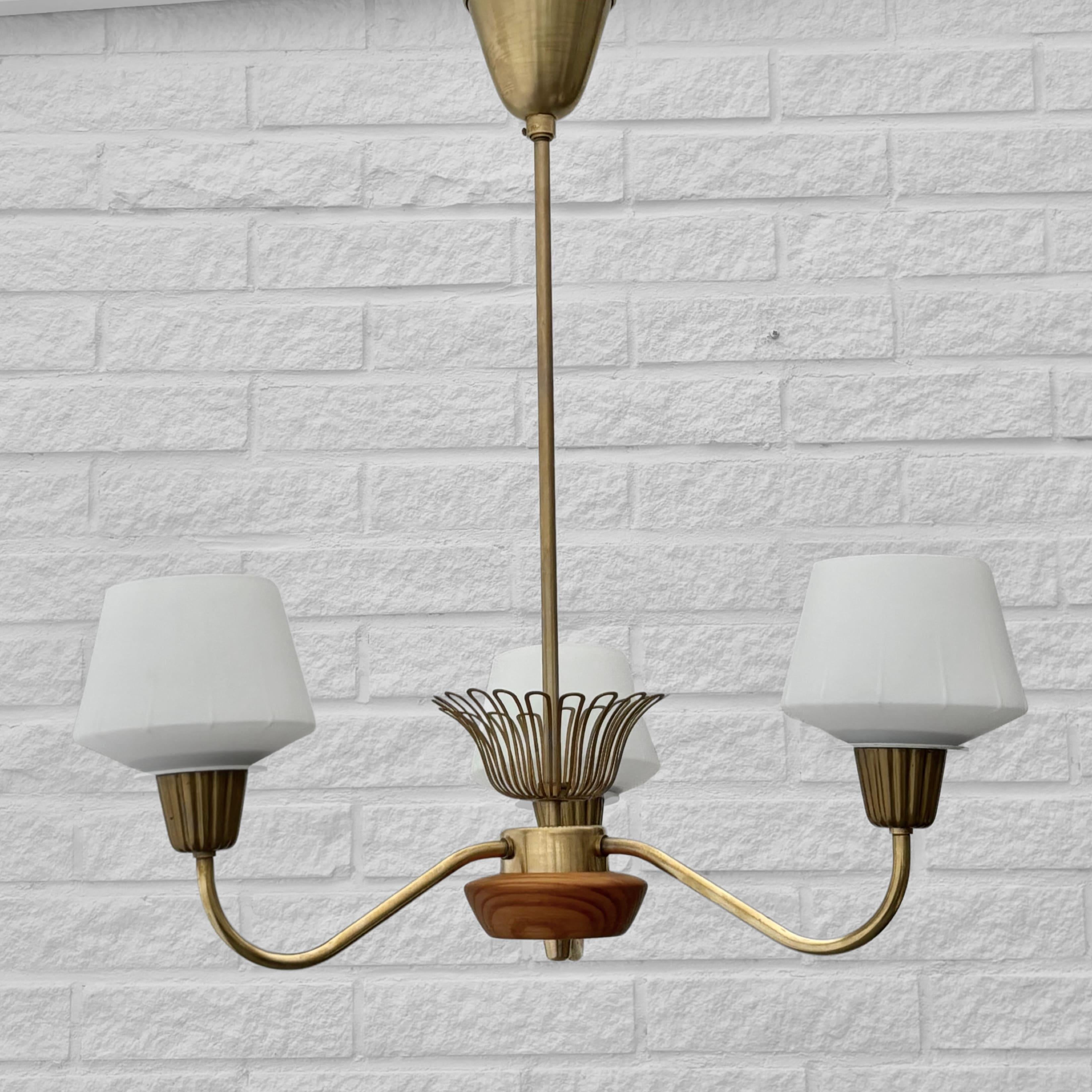 Svedese Lampadario a sospensione ASEA di metà secolo, ottone, Oak e vetro, Svezia, anni '50 in vendita