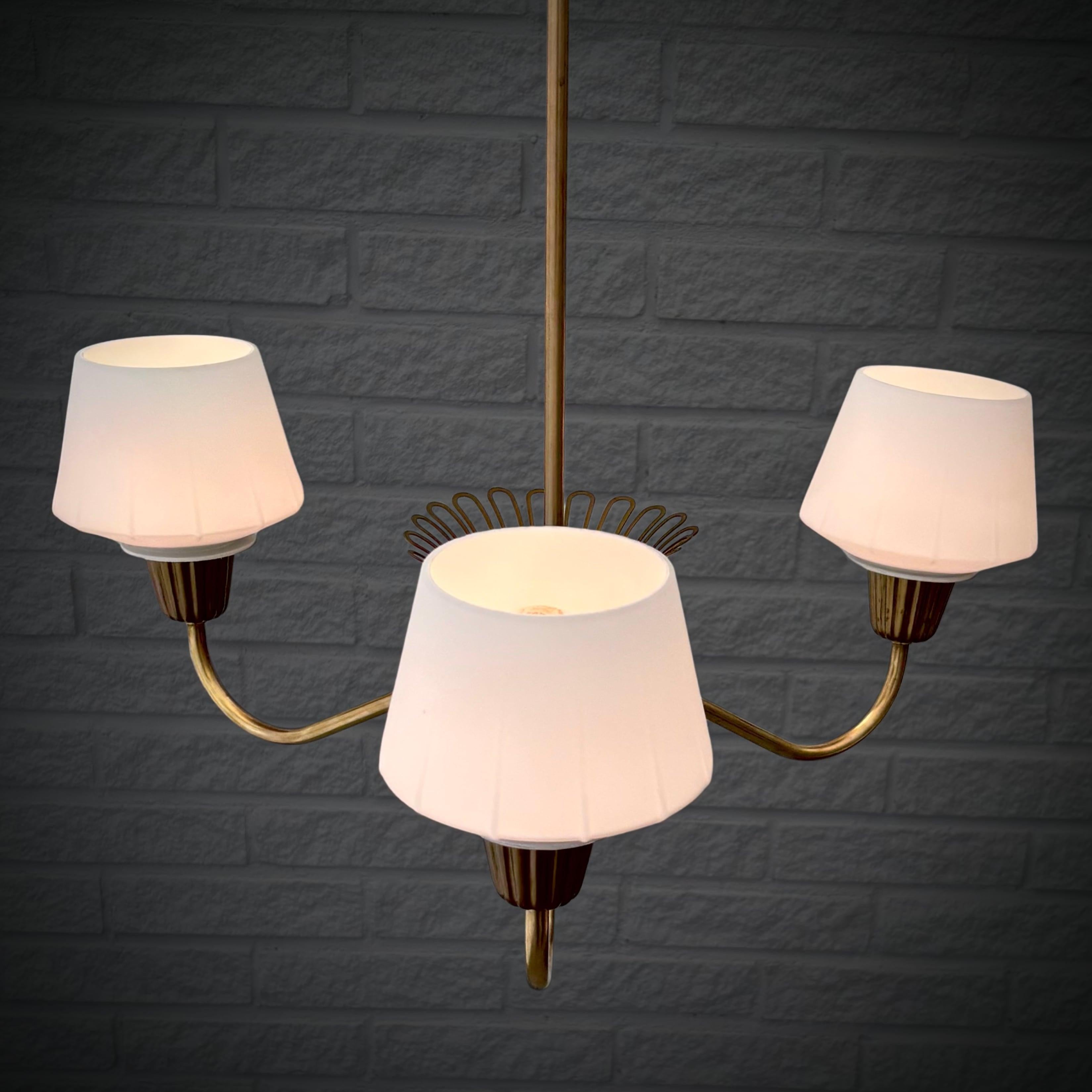 Metà XX secolo Lampadario a sospensione ASEA di metà secolo, ottone, Oak e vetro, Svezia, anni '50 in vendita