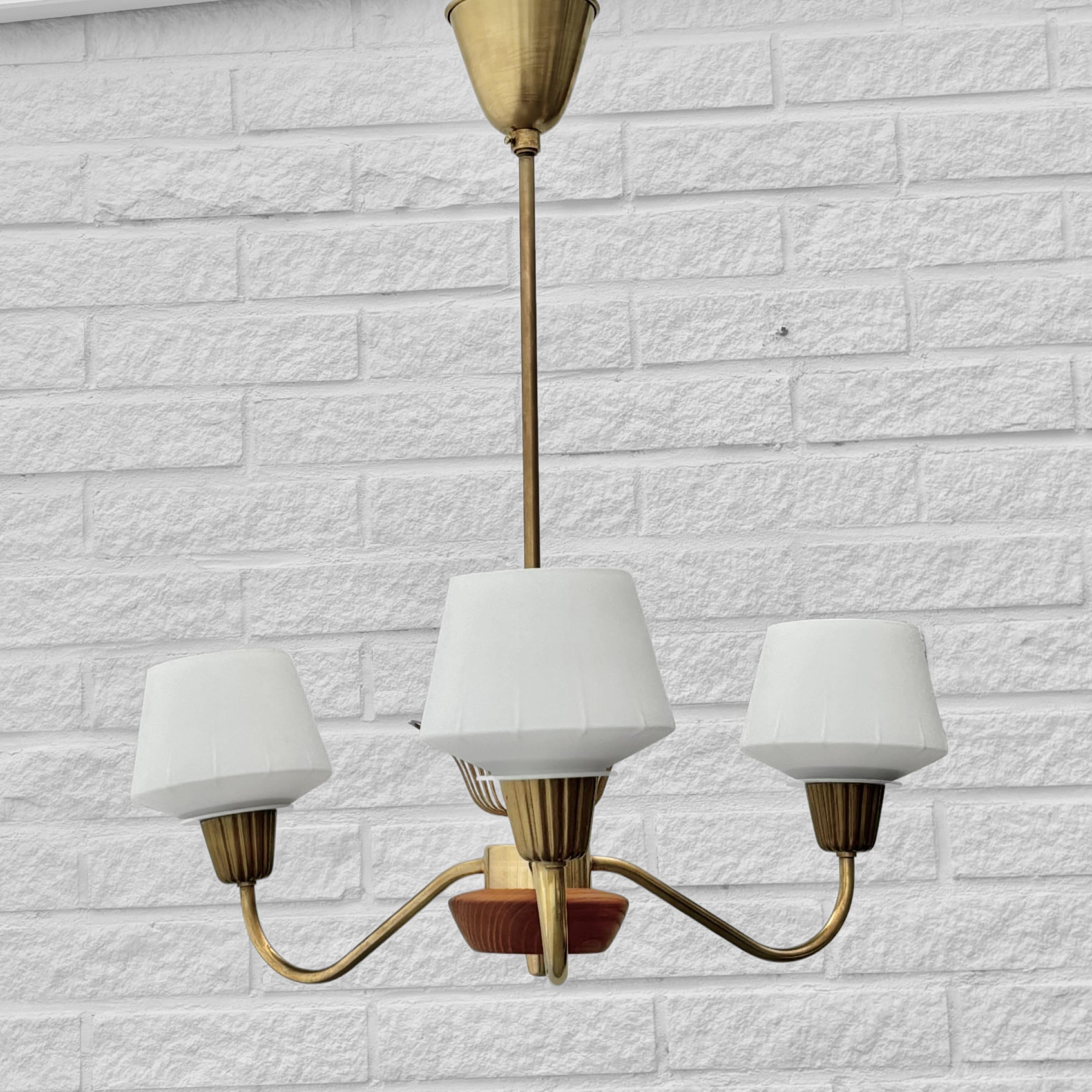 Ottone Lampadario a sospensione ASEA di metà secolo, ottone, Oak e vetro, Svezia, anni '50 in vendita