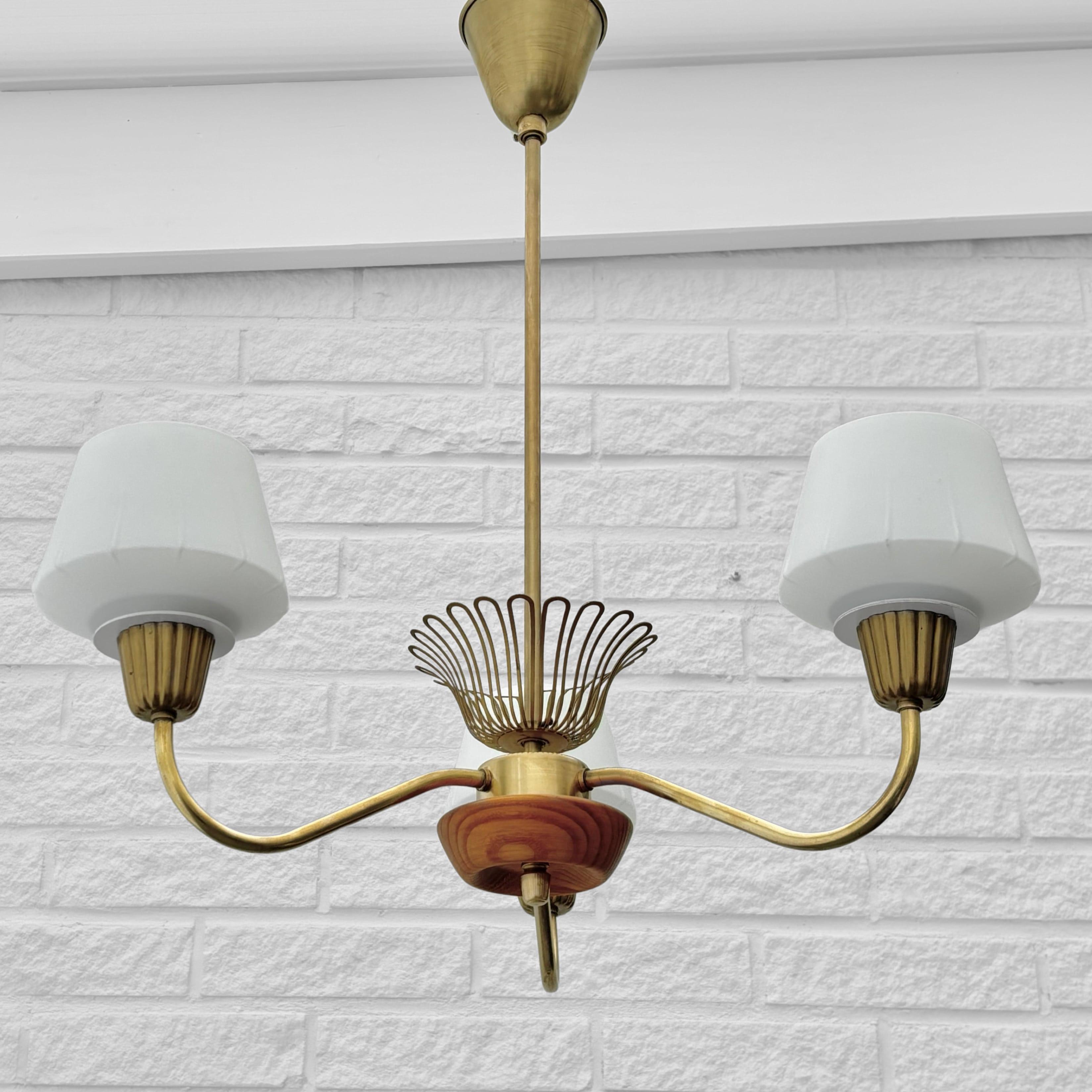 Lampadario a sospensione ASEA di metà secolo, ottone, Oak e vetro, Svezia, anni '50 in vendita 1