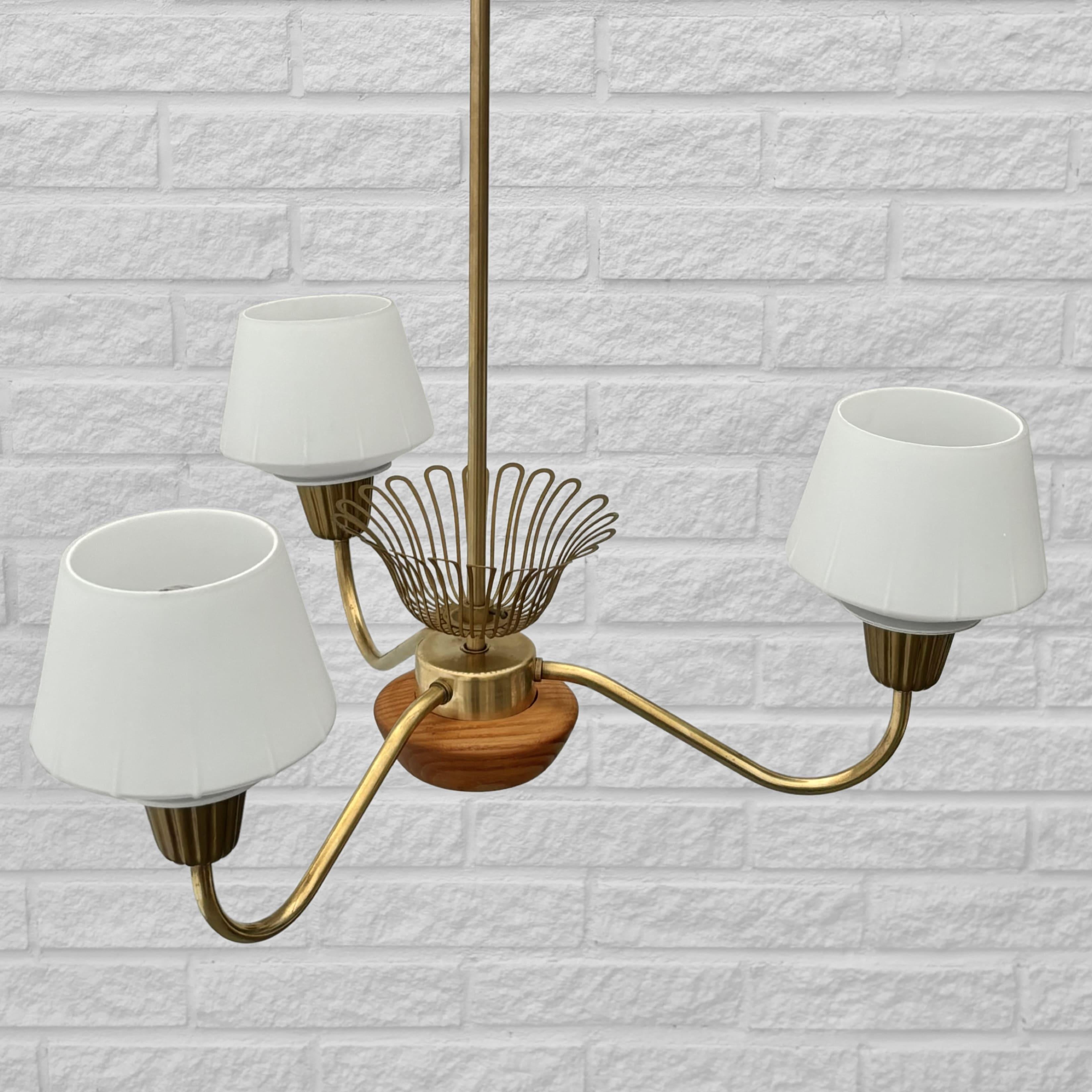 Lampadario a sospensione ASEA di metà secolo, ottone, Oak e vetro, Svezia, anni '50 in vendita 2