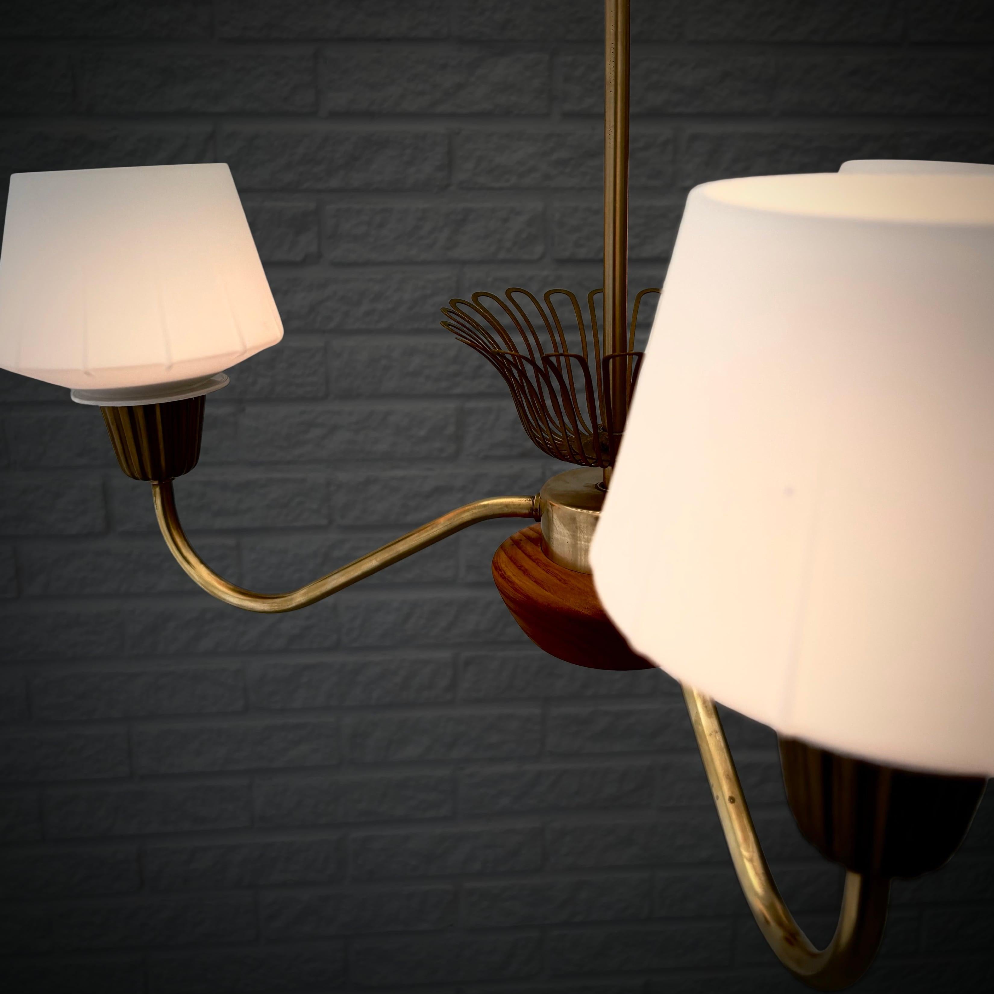 Lampadario a sospensione ASEA di metà secolo, ottone, Oak e vetro, Svezia, anni '50 in vendita 3