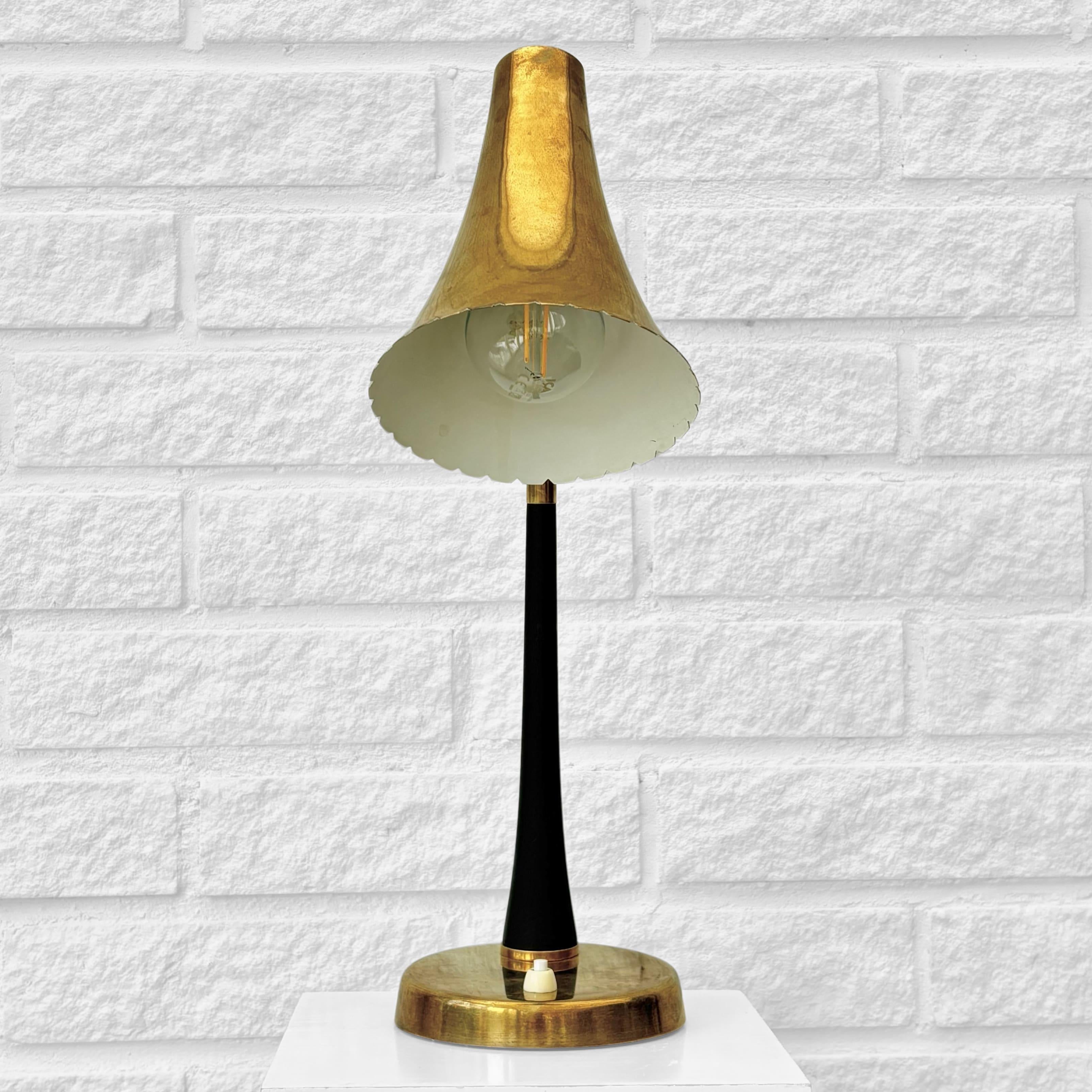 ASEA mid century modernist table lamp E1163, brass, Scandinavian, Sweden, 1940s For Sale 1