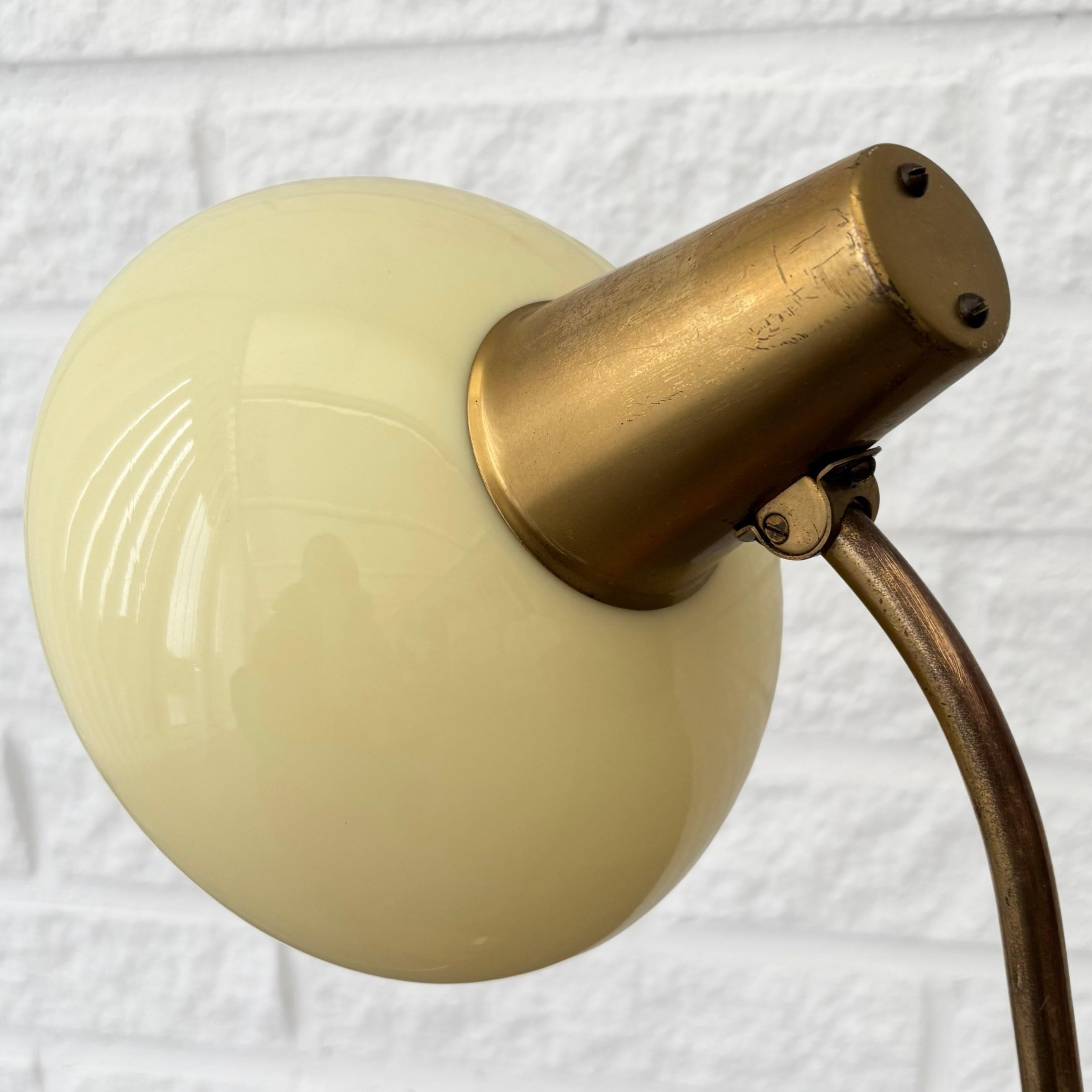 Lampada da parete ASEA di metà secolo di Bo Råman, ottone, quercia e vetro, Svezia, anni '50 in vendita 4