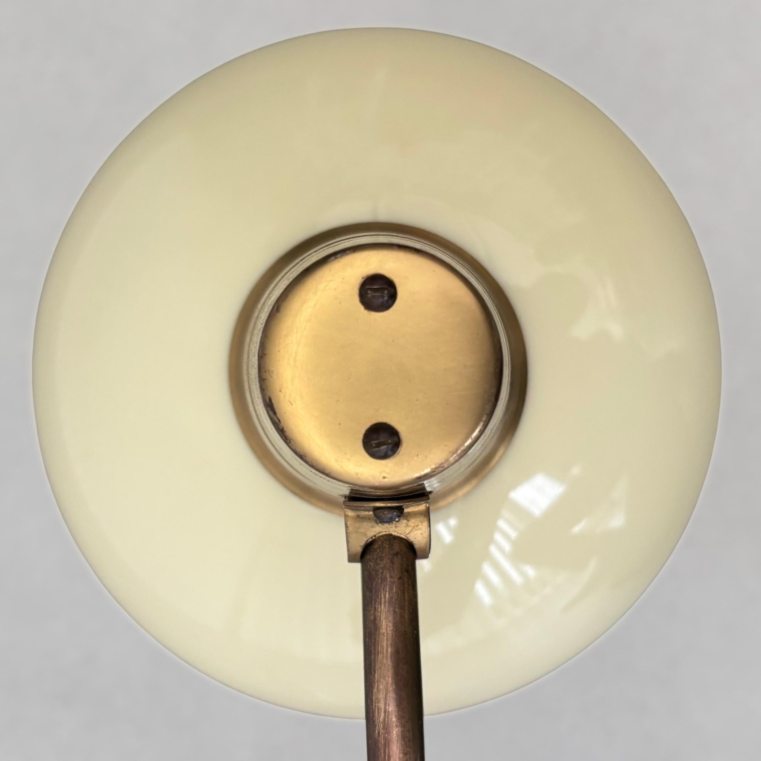 Lampada da parete ASEA di metà secolo di Bo Råman, ottone, quercia e vetro, Svezia, anni '50 in vendita 5