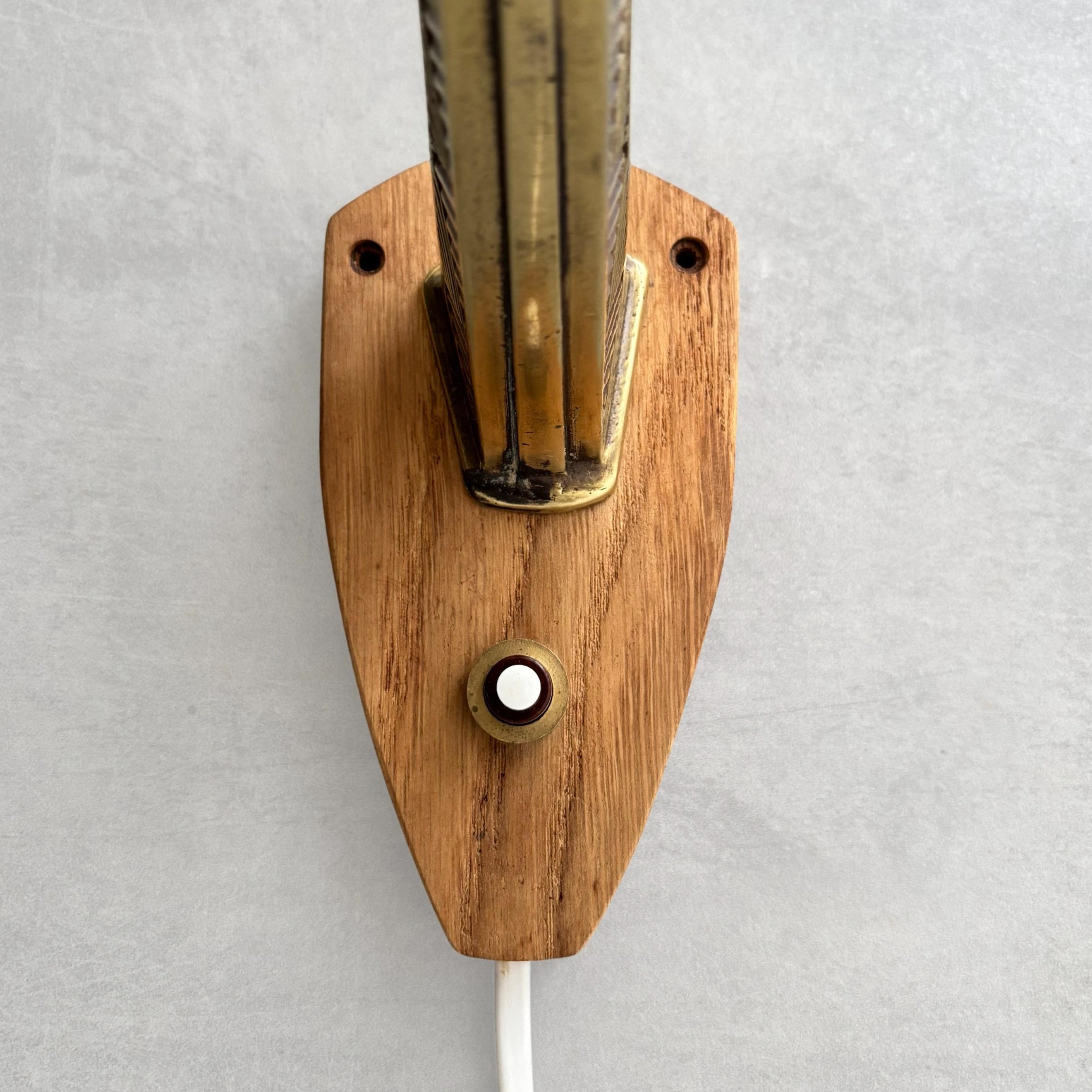 Lampada da parete ASEA di metà secolo di Bo Råman, ottone, quercia e vetro, Svezia, anni '50 in vendita 8