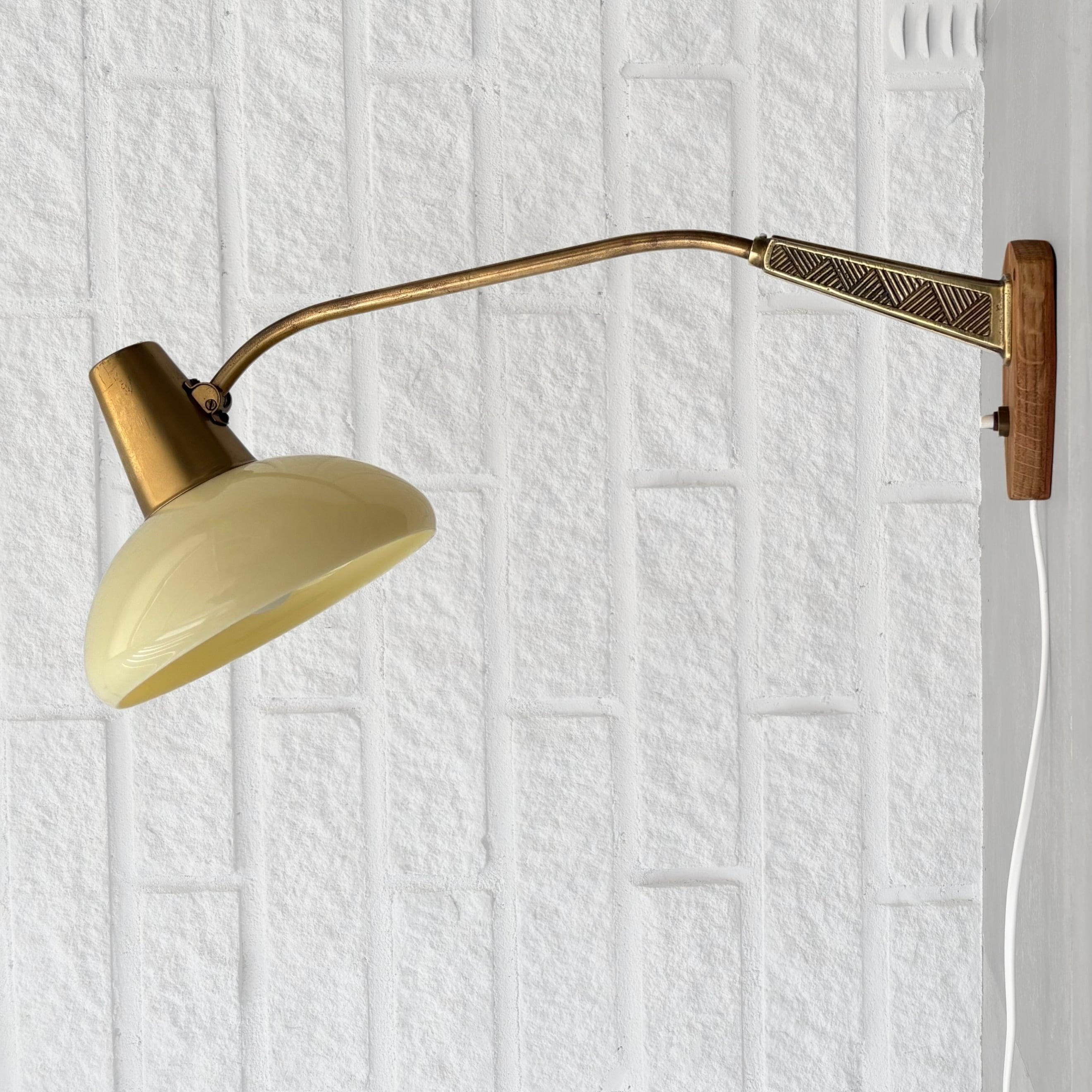 Una lampada da parete modernista di metà secolo disegnata da Bo Råman e prodotta dal produttore svedese di illuminazione ASEA Belysning negli anni Cinquanta. Realizzato in ottone, presenta un paralume in vetro a forma di ciotola e un supporto a