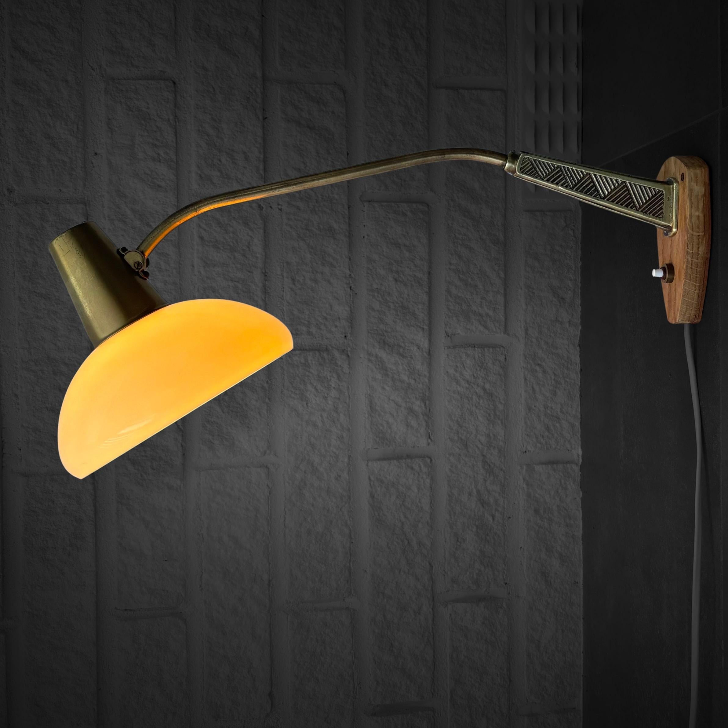 Scandinavo moderno Lampada da parete ASEA di metà secolo di Bo Råman, ottone, quercia e vetro, Svezia, anni '50 in vendita