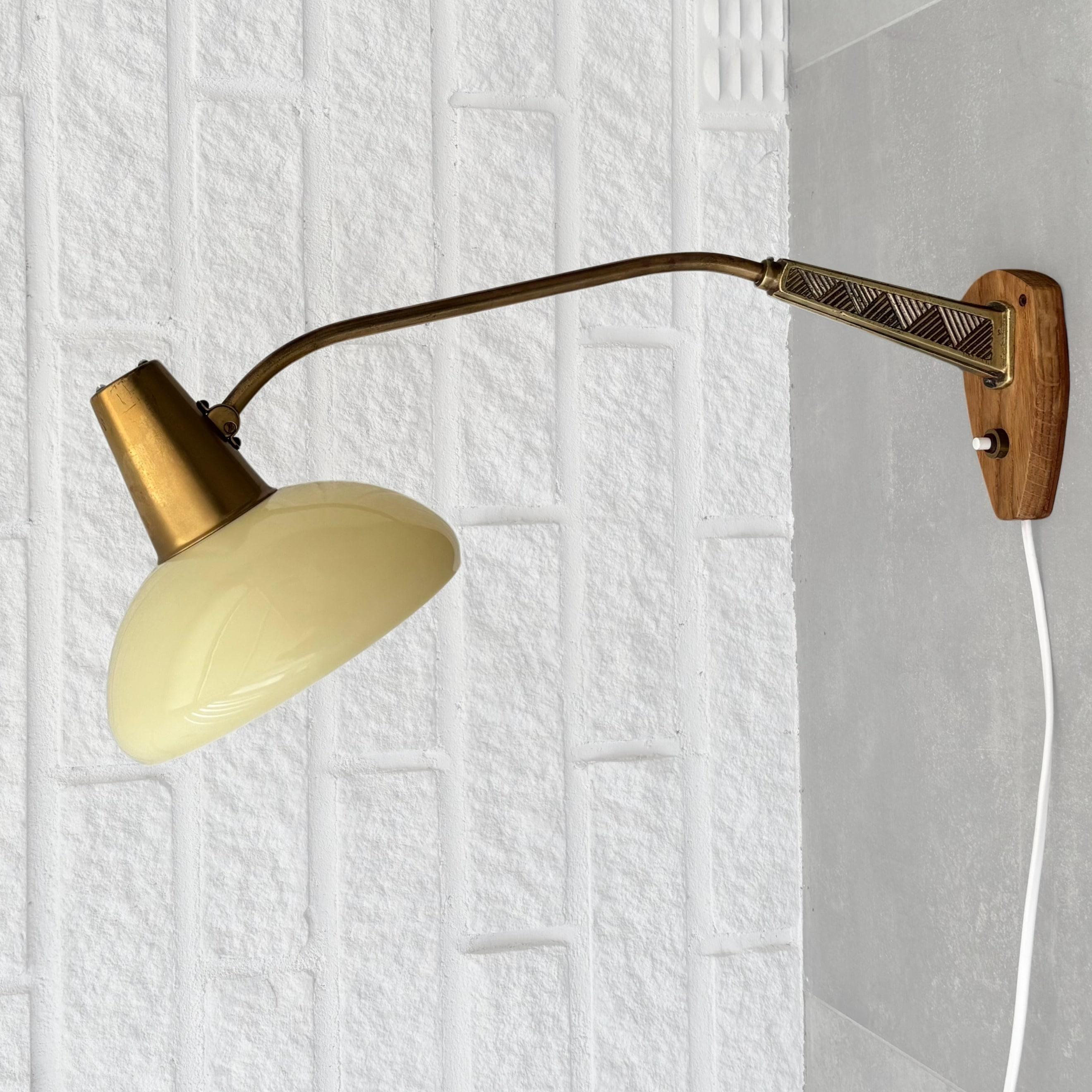 Svedese Lampada da parete ASEA di metà secolo di Bo Råman, ottone, quercia e vetro, Svezia, anni '50 in vendita