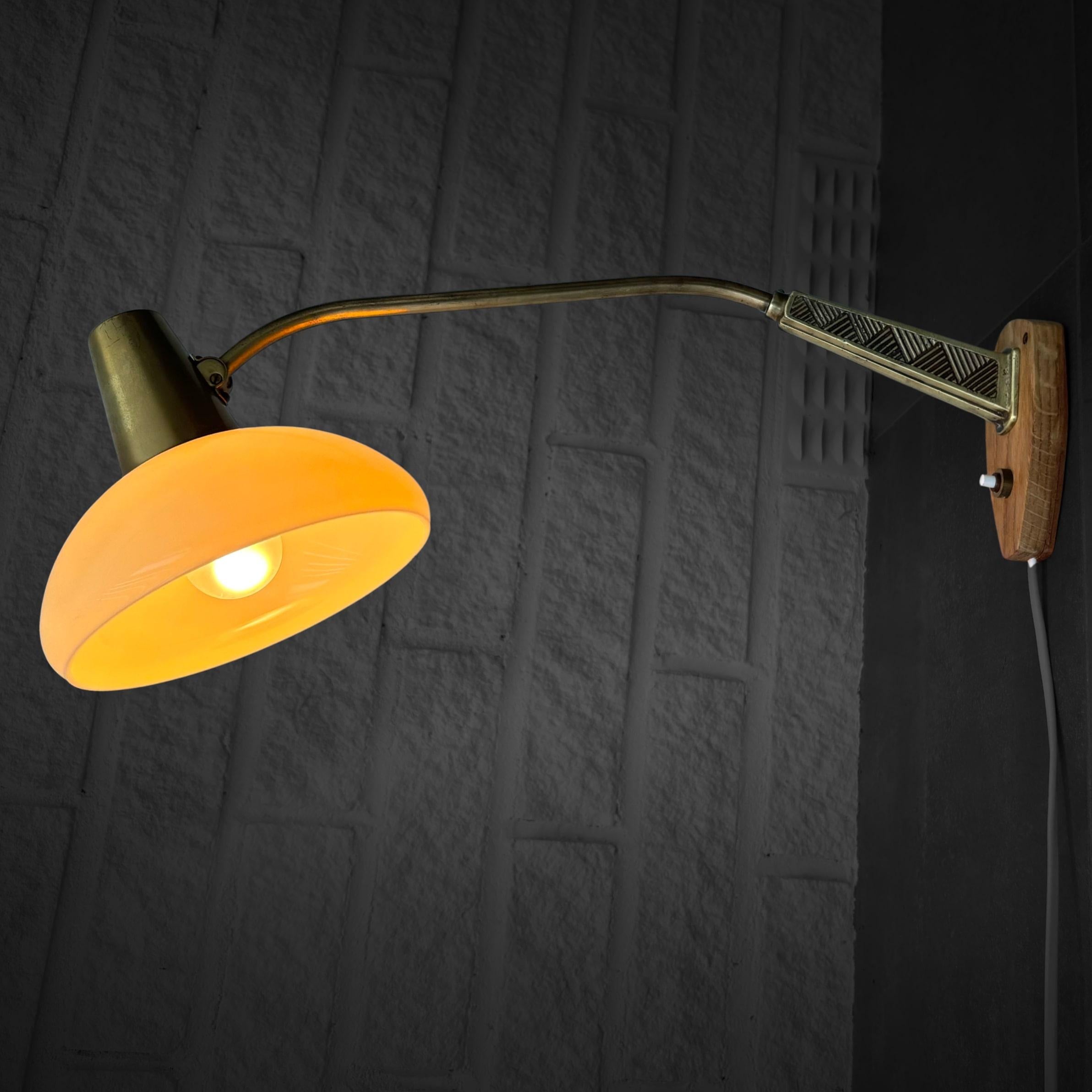 Metà XX secolo Lampada da parete ASEA di metà secolo di Bo Råman, ottone, quercia e vetro, Svezia, anni '50 in vendita