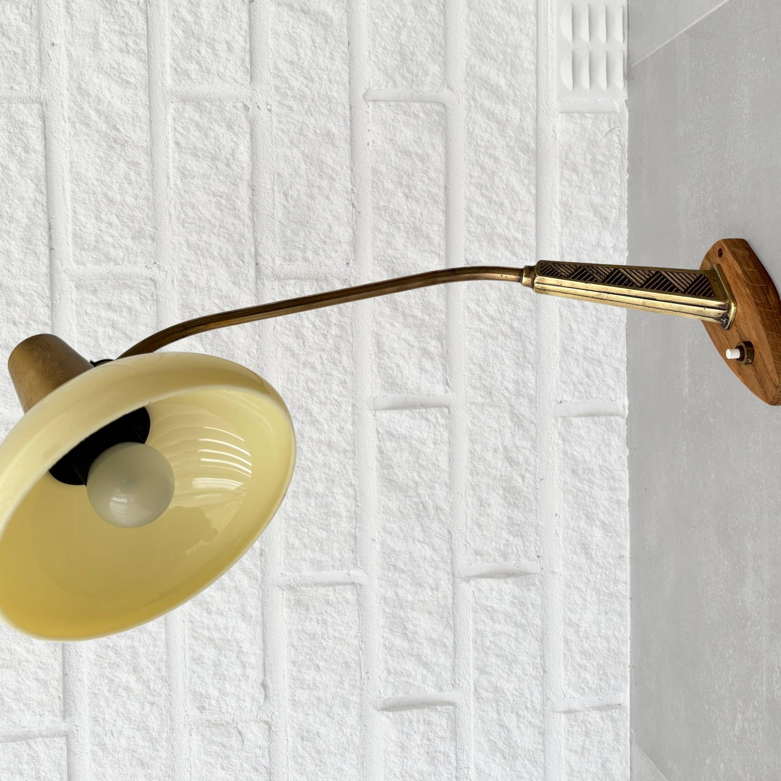 Ottone Lampada da parete ASEA di metà secolo di Bo Råman, ottone, quercia e vetro, Svezia, anni '50 in vendita