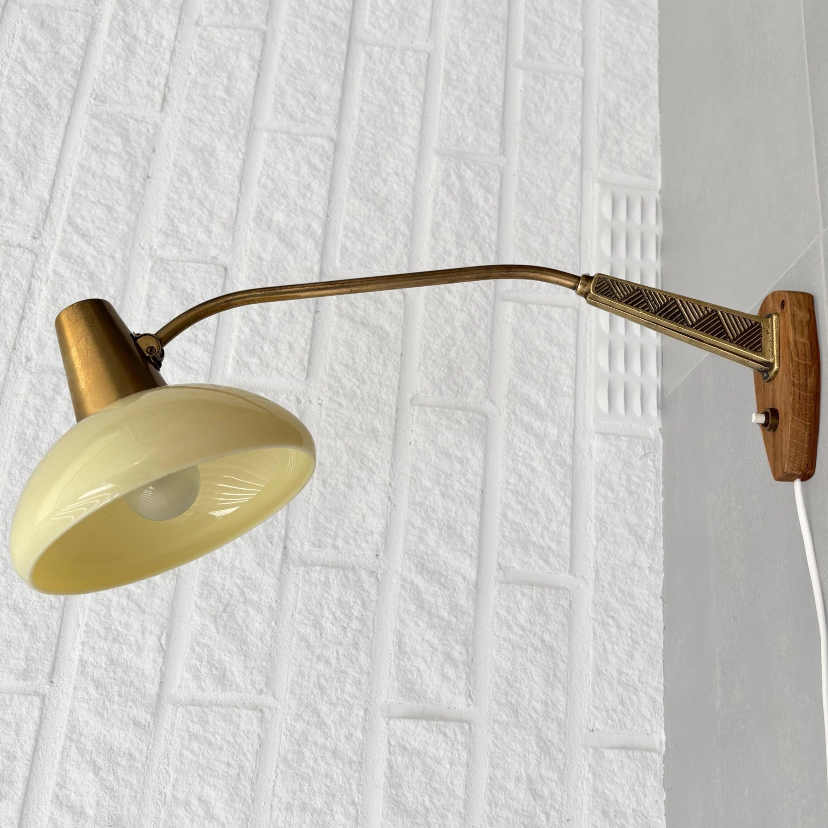 Lampada da parete ASEA di metà secolo di Bo Råman, ottone, quercia e vetro, Svezia, anni '50 in vendita 1